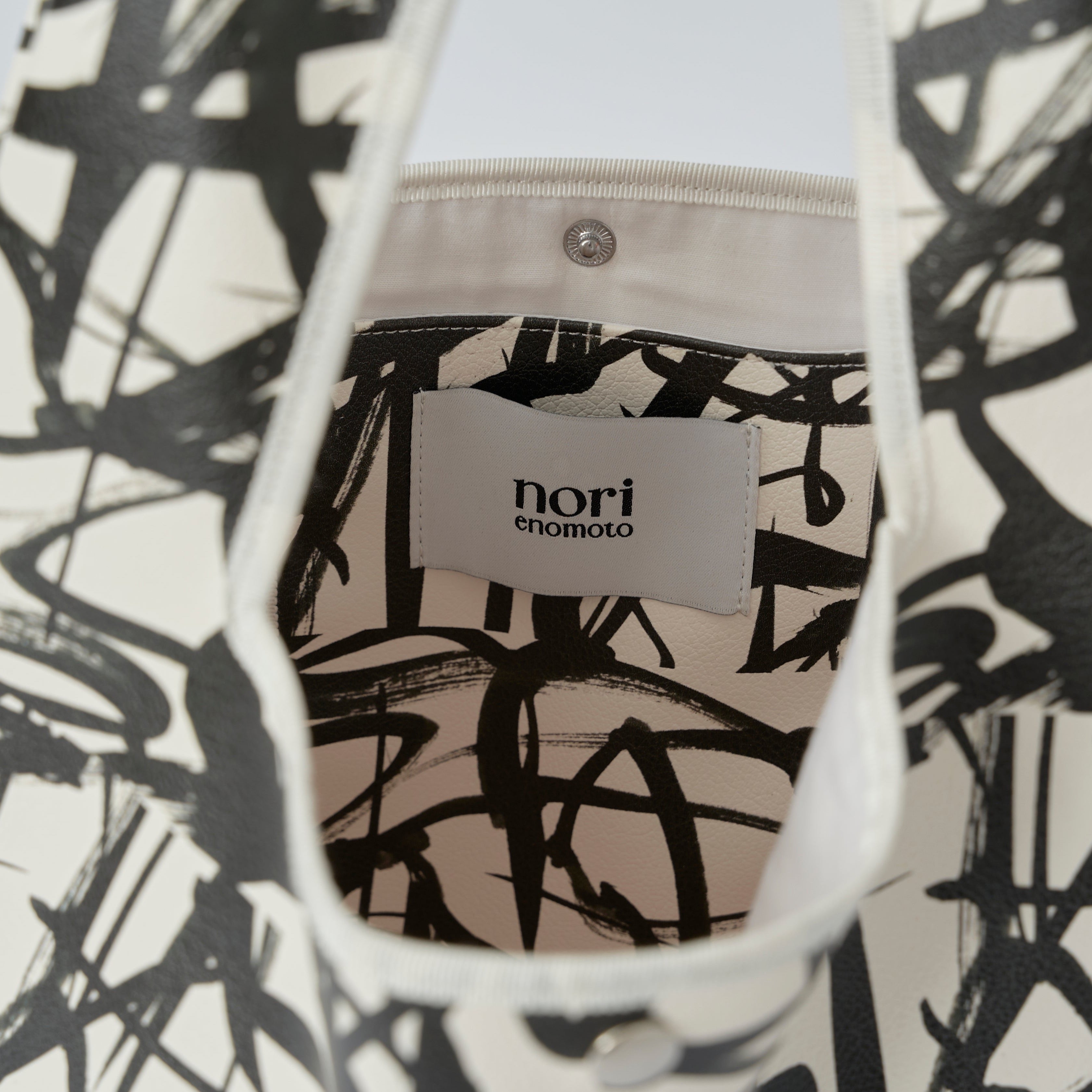 nori enomoto jeudi soir A4サイズ対応の2WAYショルダーバッグ。軽量かつ大容量で、通勤・通学やデイリーユースに最適。取り外し可能なショルダーベルトと、チャームが付けられるDカン付き。内ポケットあり。