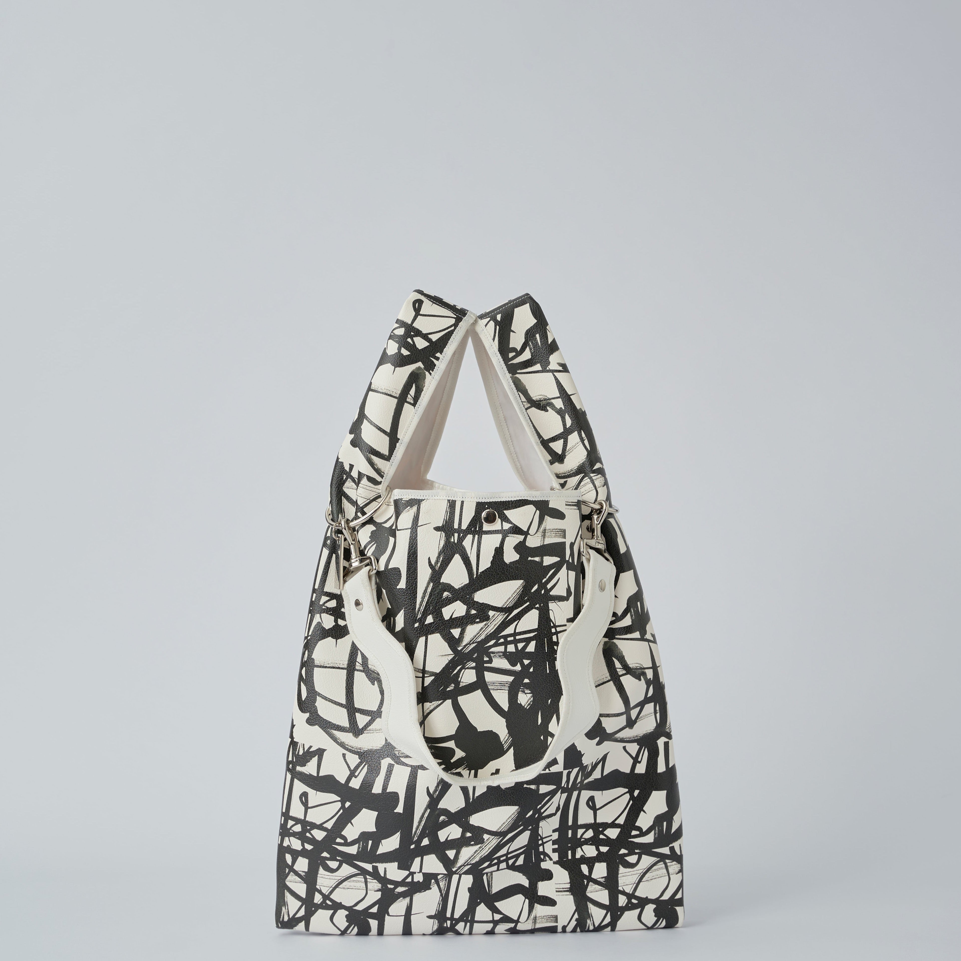 nori enomoto jeudi soir A4サイズ対応の2WAYショルダーバッグ。軽量かつ大容量で、通勤・通学やデイリーユースに最適。取り外し可能なショルダーベルトと、チャームが付けられるDカン付き。内ポケットあり。