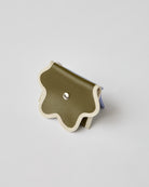 nori enomoto wave purse 2つのポケットとカラビナ付きの多機能パスケース。ギフトに最適なコンパクトなデザイン。ユニセックスでミニ財布としても活躍。