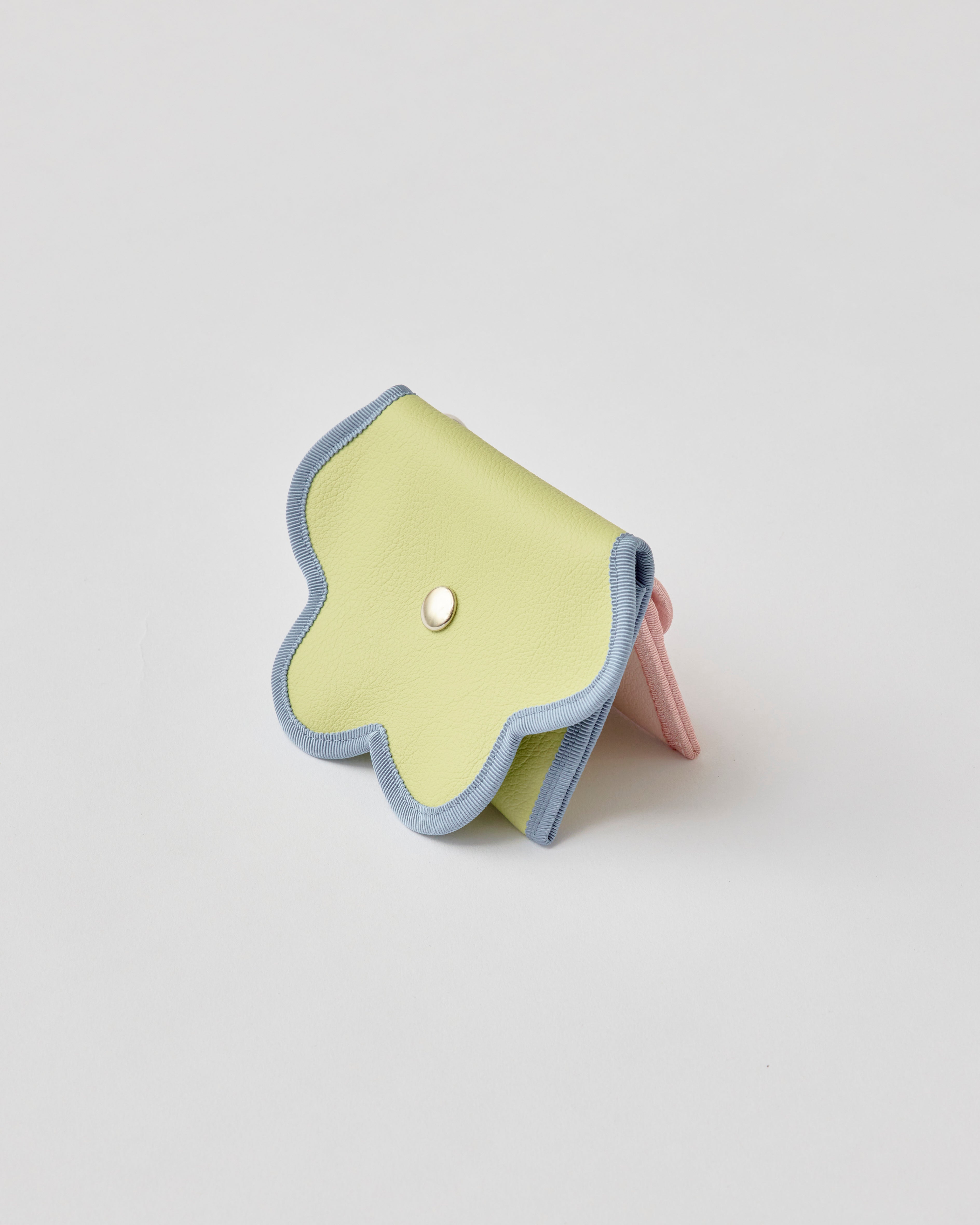 nori enomoto wave purse 2つのポケットとカラビナ付きの多機能パスケース。ギフトに最適なコンパクトなデザイン。ユニセックスでミニ財布としても活躍。