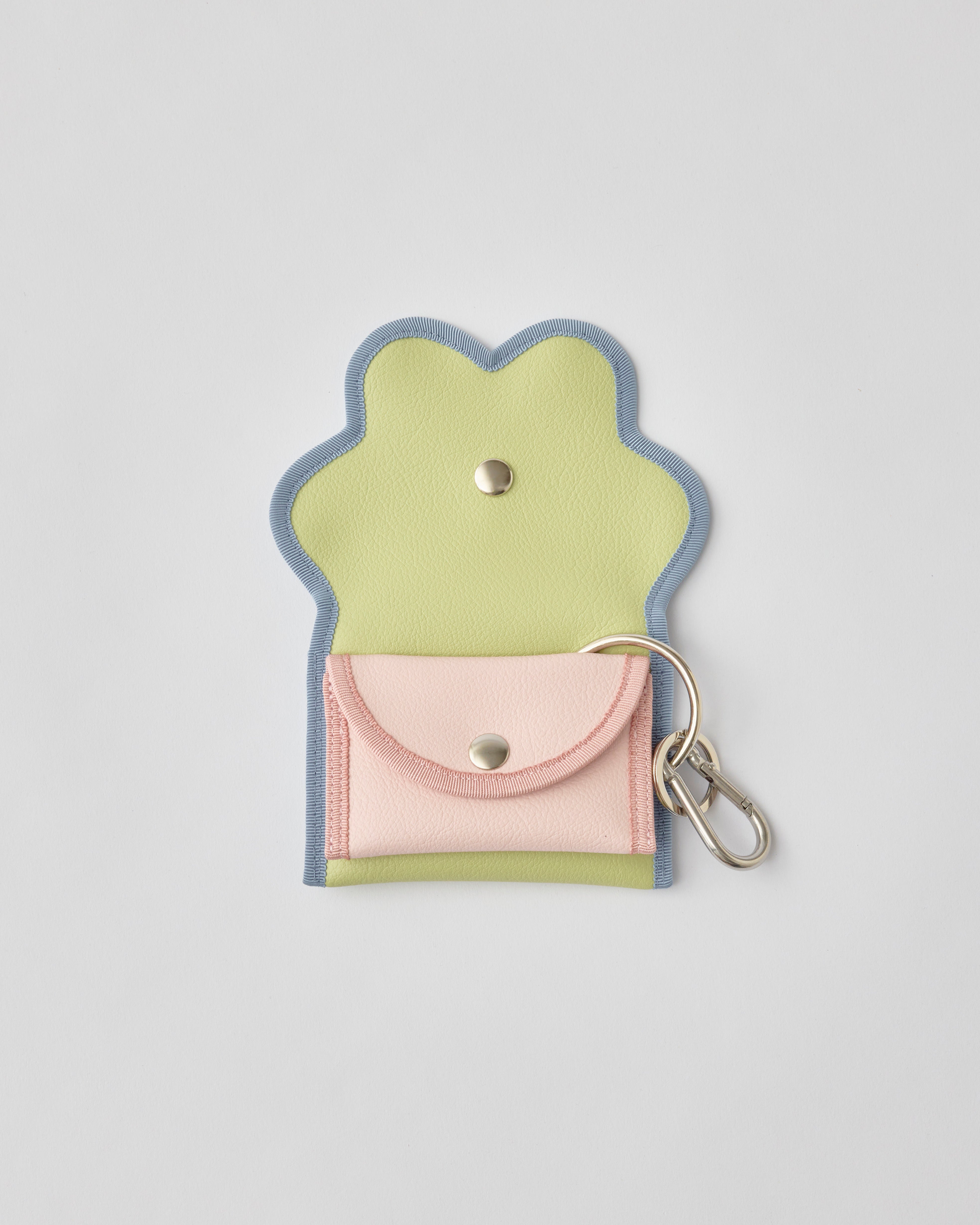 nori enomoto wave purse 2つのポケットとカラビナ付きの多機能パスケース。ギフトに最適なコンパクトなデザイン。ユニセックスでミニ財布としても活躍。