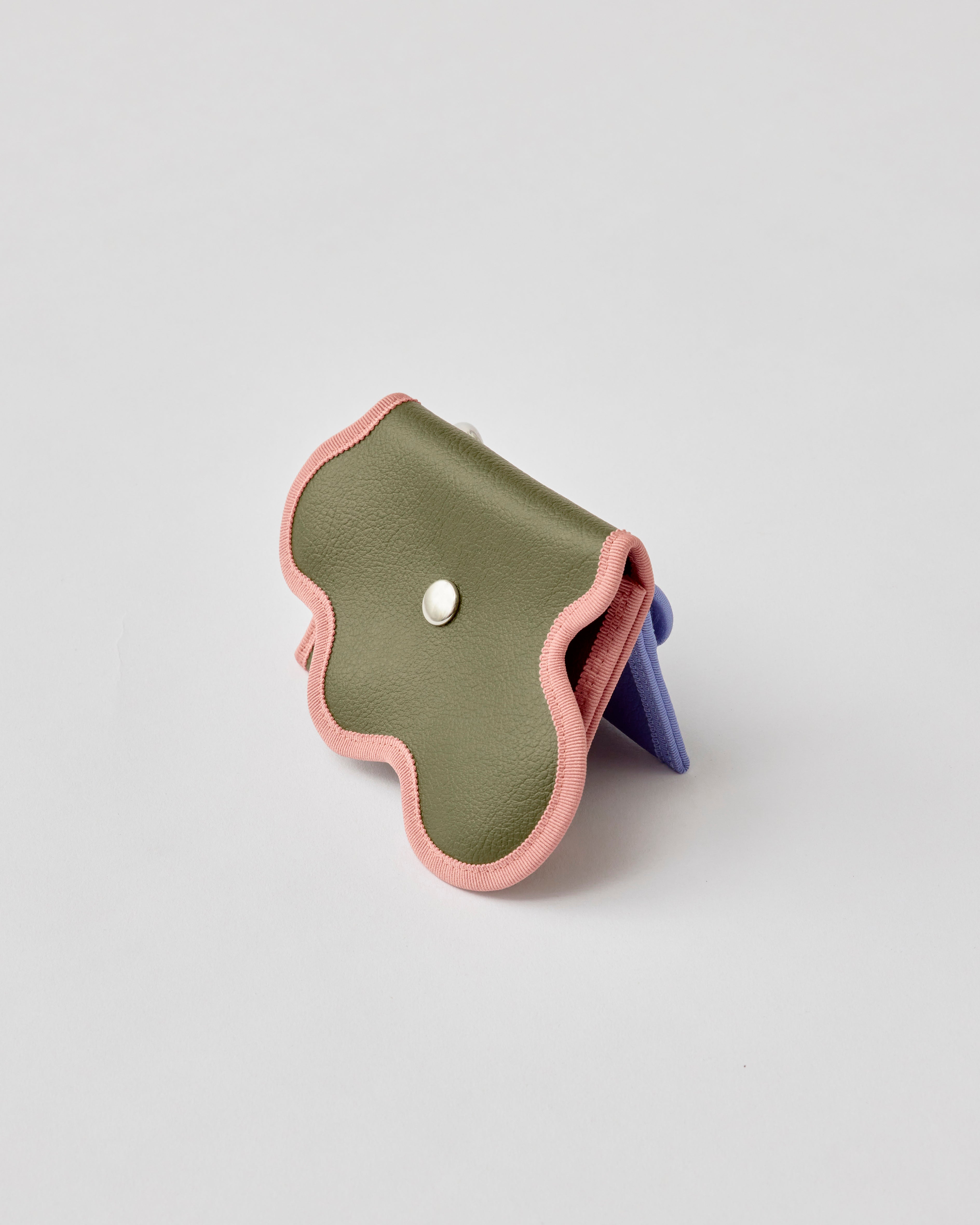 nori enomoto wave purse 2つのポケットとカラビナ付きの多機能パスケース。ギフトに最適なコンパクトなデザイン。ユニセックスでミニ財布としても活躍。