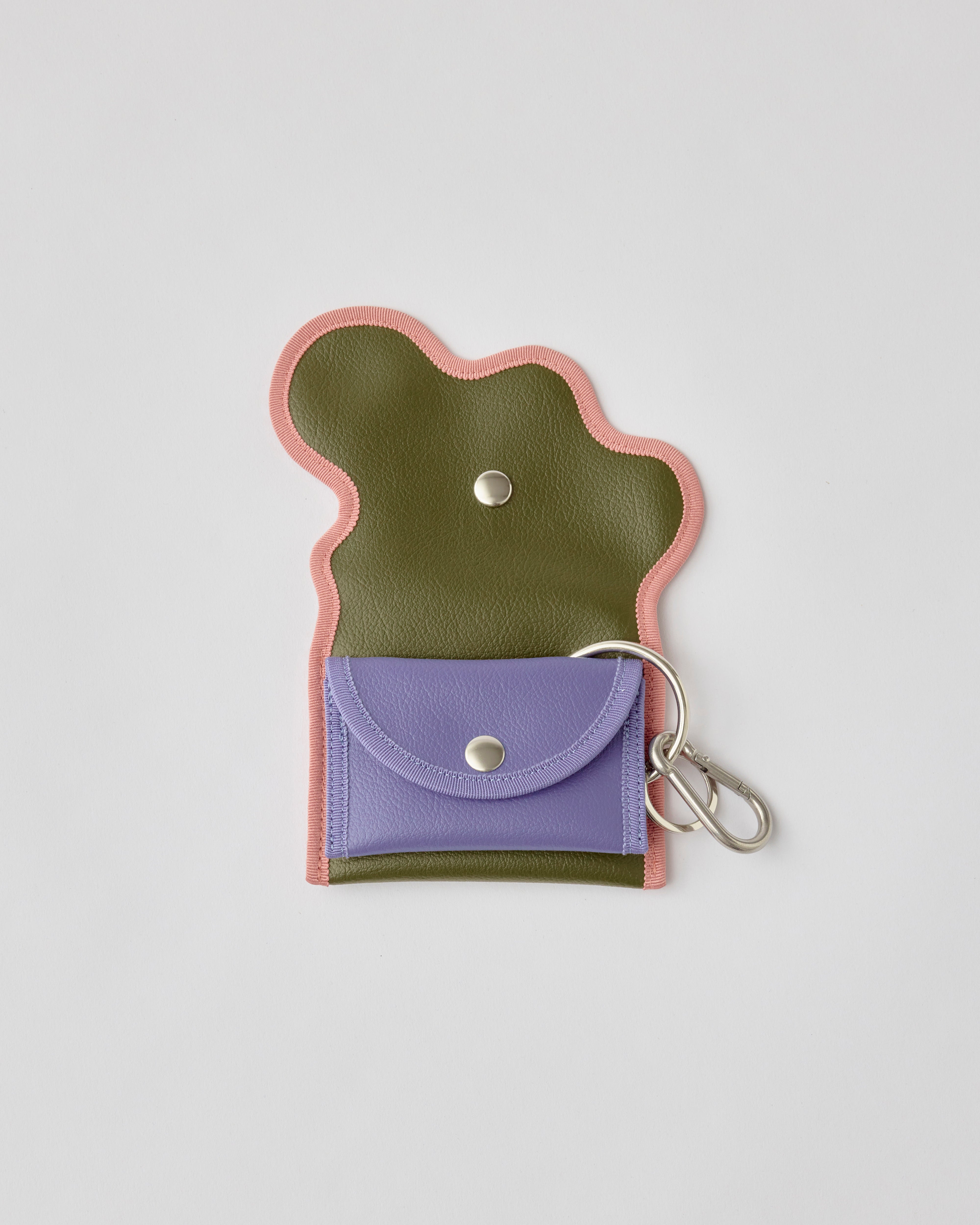 nori enomoto wave purse 2つのポケットとカラビナ付きの多機能パスケース。ギフトに最適なコンパクトなデザイン。ユニセックスでミニ財布としても活躍。