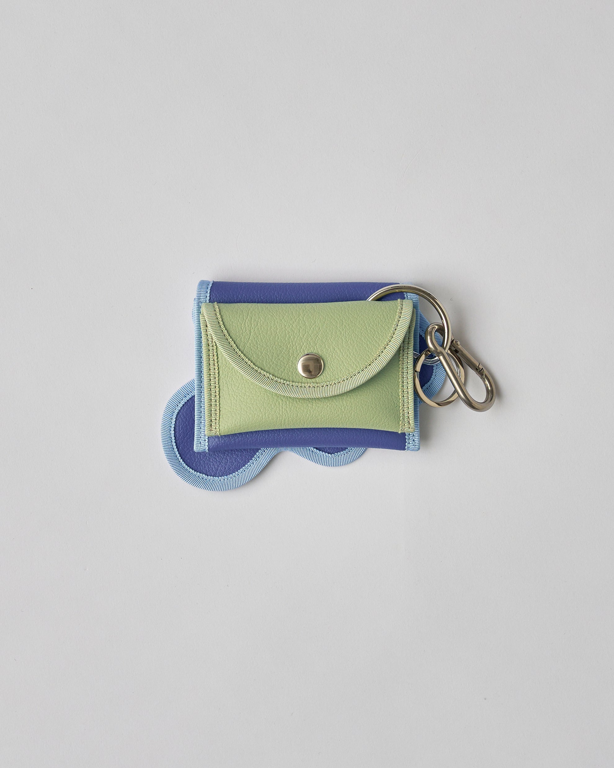 nori enomoto wave purse 2つのポケットとカラビナ付きの多機能パスケース。ギフトに最適なコンパクトなデザイン。ユニセックスでミニ財布としても活躍。