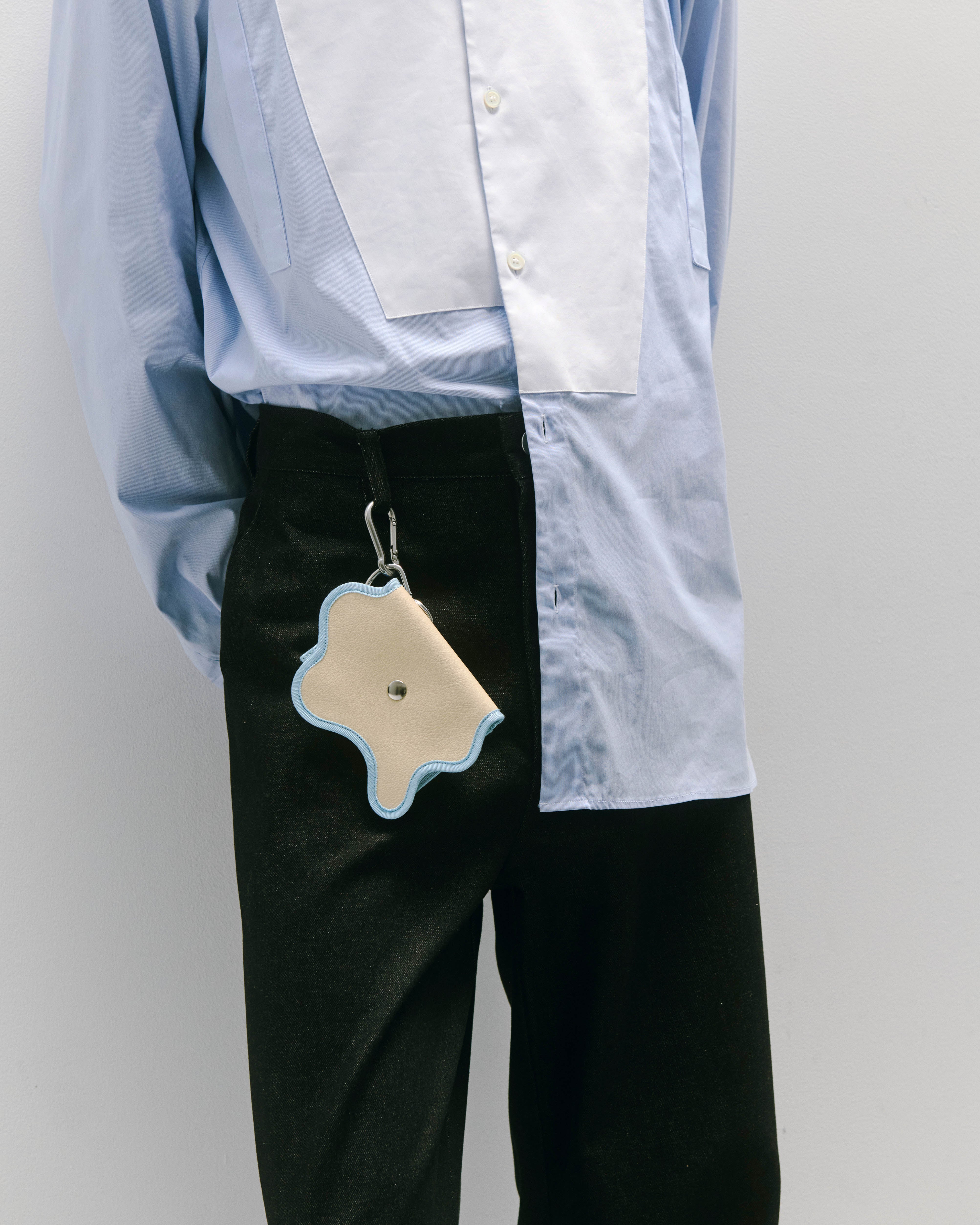 nori enomoto wave purse 2つのポケットとカラビナ付きの多機能パスケース。ギフトに最適なコンパクトなデザイン。ユニセックスでミニ財布としても活躍。