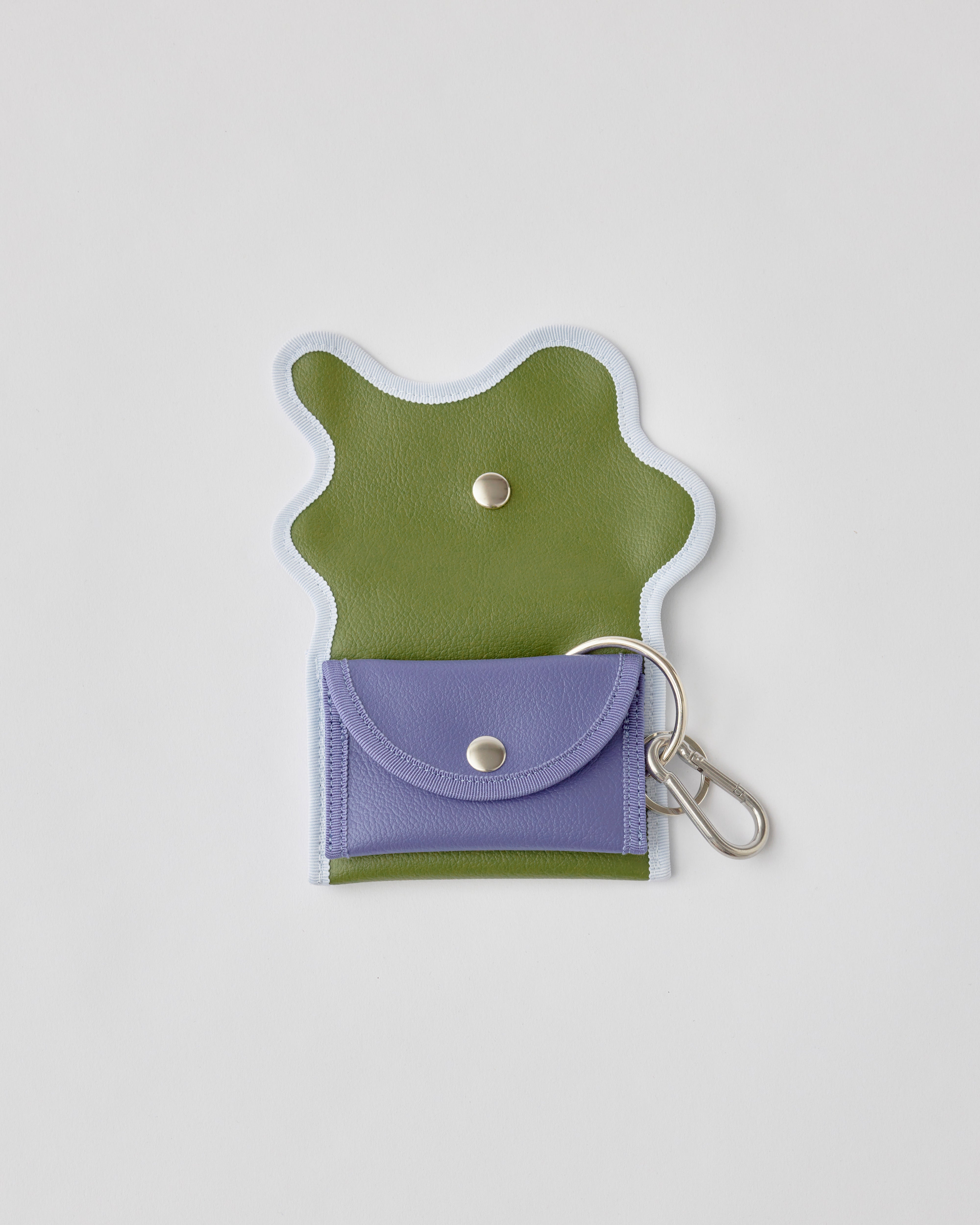 nori enomoto wave purse 2つのポケットとカラビナ付きの多機能パスケース。ギフトに最適なコンパクトなデザイン。ユニセックスでミニ財布としても活躍。