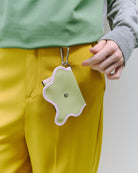 nori enomoto wave purse 2つのポケットとカラビナ付きの多機能パスケース。ギフトに最適なコンパクトなデザイン。ユニセックスでミニ財布としても活躍。