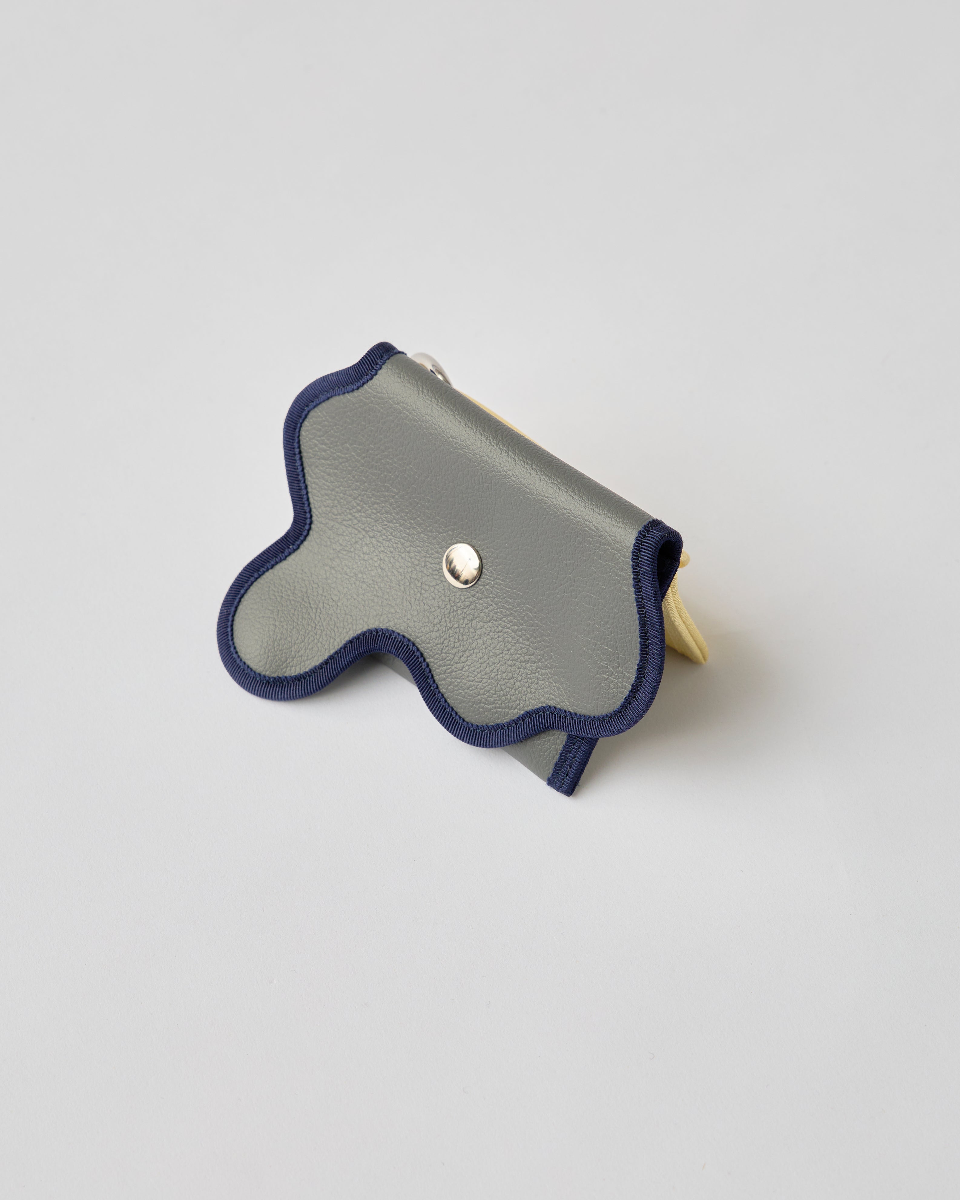 nori enomoto wave purse 2つのポケットとカラビナ付きの多機能パスケース。ギフトに最適なコンパクトなデザイン。ユニセックスでミニ財布としても活躍。