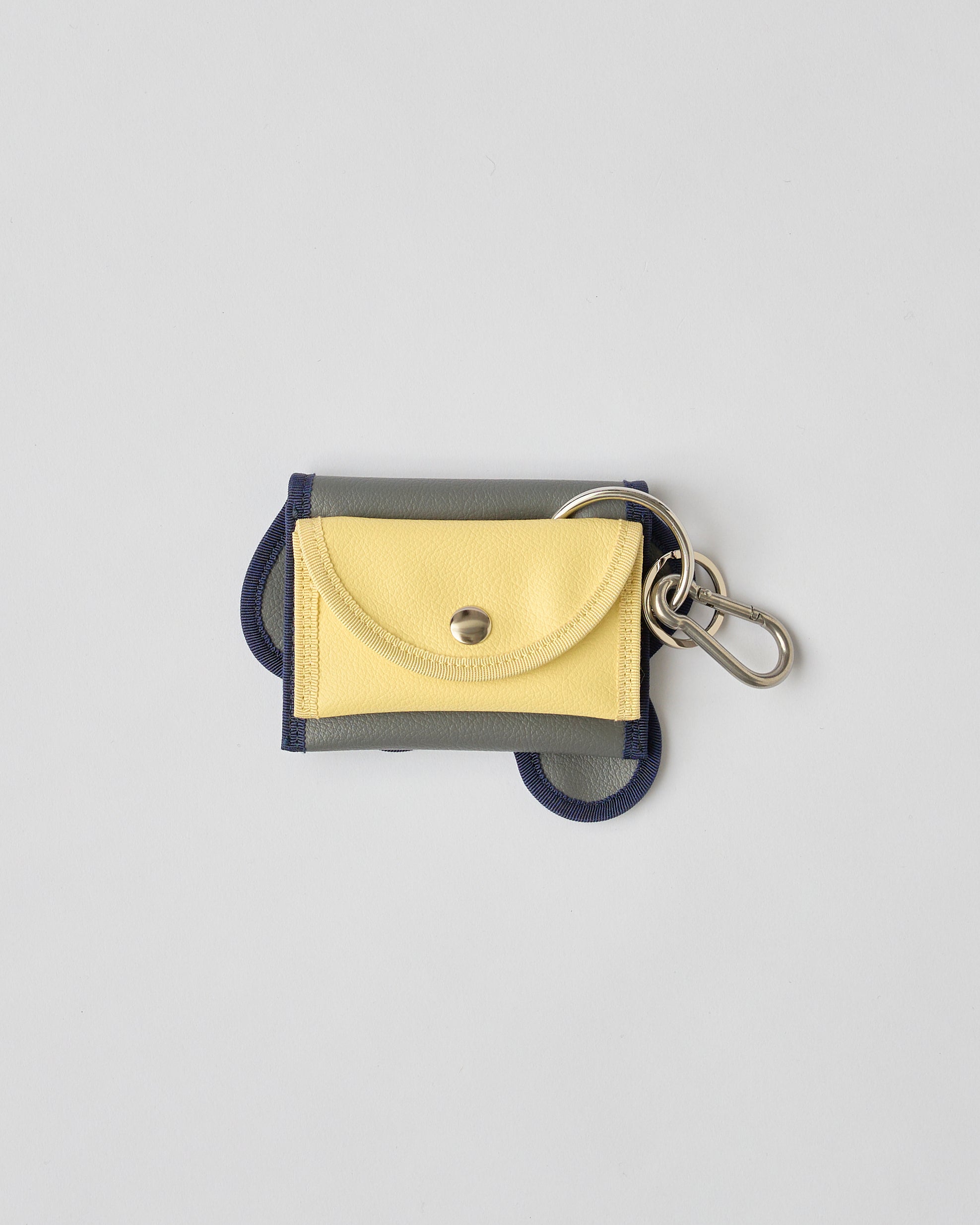 nori enomoto wave purse 2つのポケットとカラビナ付きの多機能パスケース。ギフトに最適なコンパクトなデザイン。ユニセックスでミニ財布としても活躍。