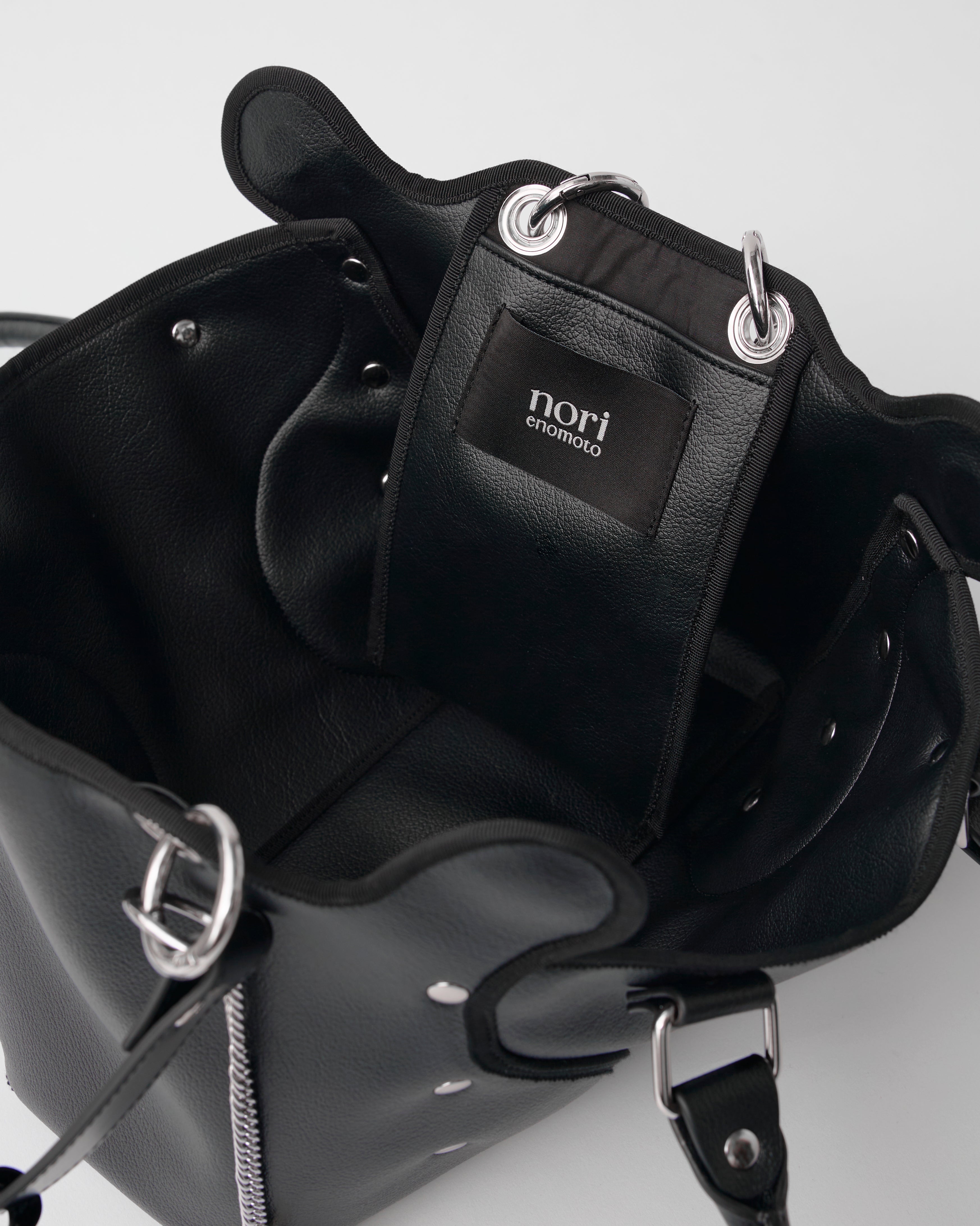 nori enomoto dimanche nuit 形が変わる2WAYショルダーバッグ。350mlペットボトル対応。取り外し可能なサイドハンドル。マグネット開閉。内側にポケット2つ。