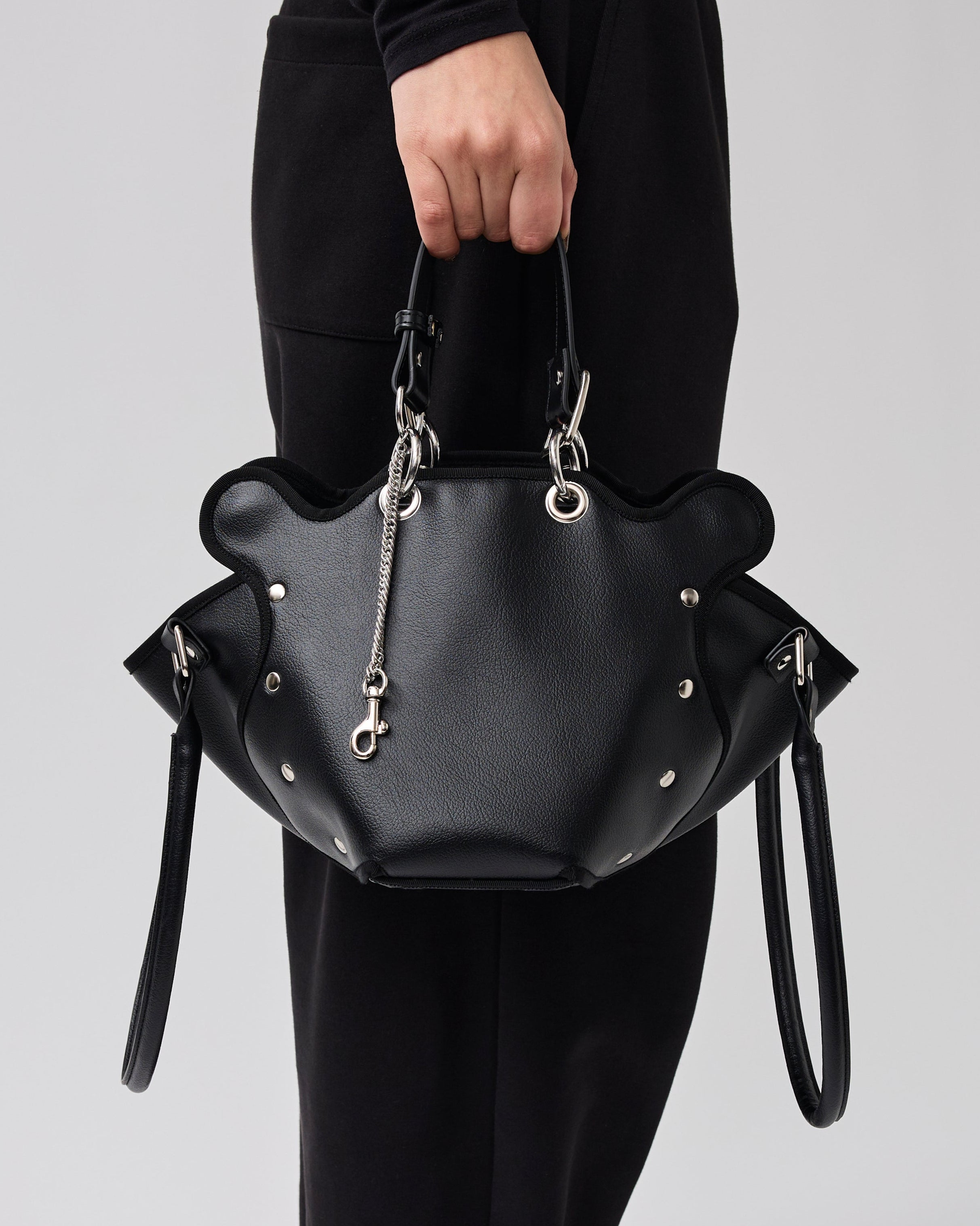 nori enomoto dimanche nuit 形が変わる2WAYショルダーバッグ。350mlペットボトル対応。取り外し可能なサイドハンドル。マグネット開閉。内側にポケット2つ。