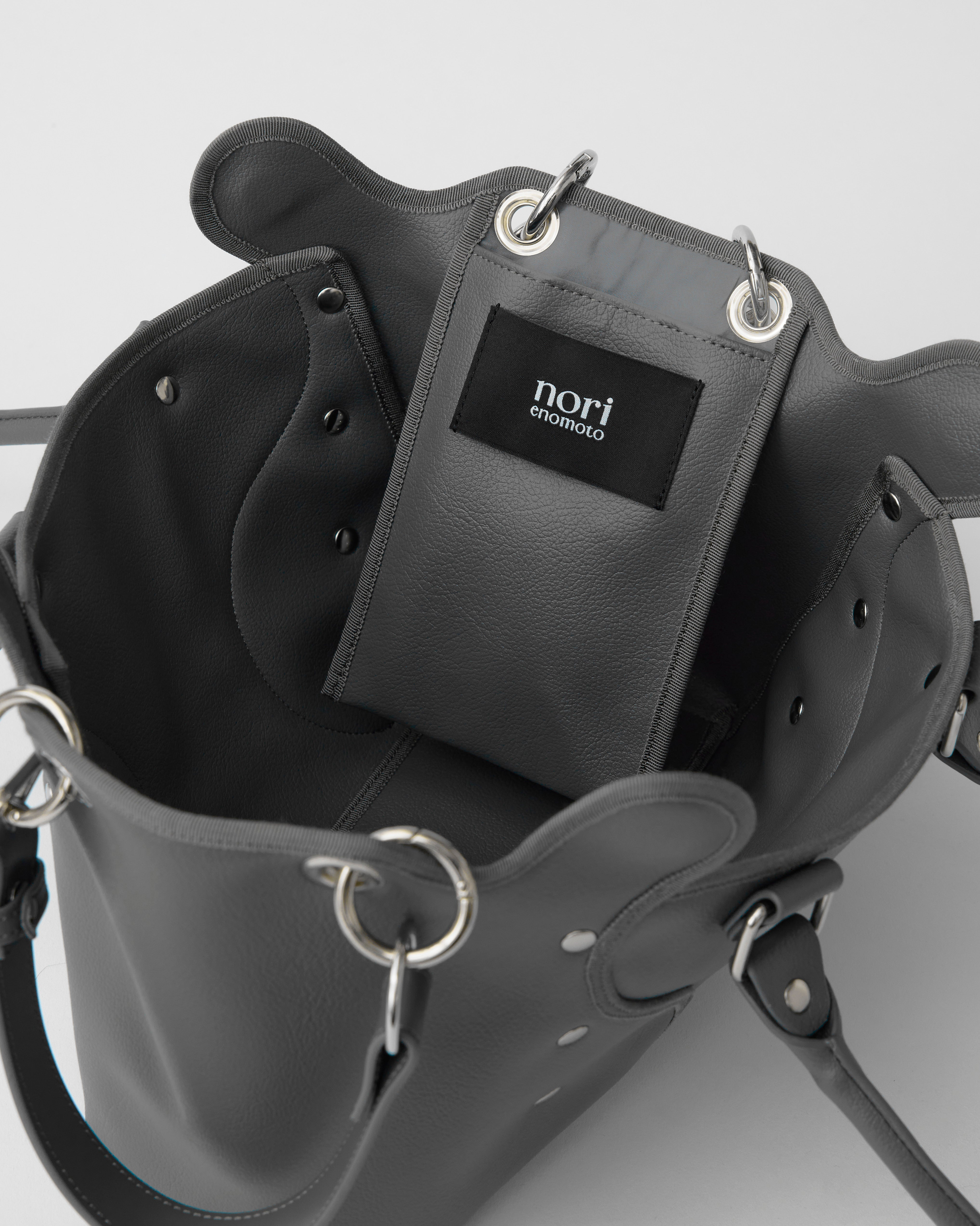 nori enomoto dimanche nuit 形が変わる2WAYショルダーバッグ。350mlペットボトル対応。取り外し可能なサイドハンドル。マグネット開閉。内側にポケット2つ。