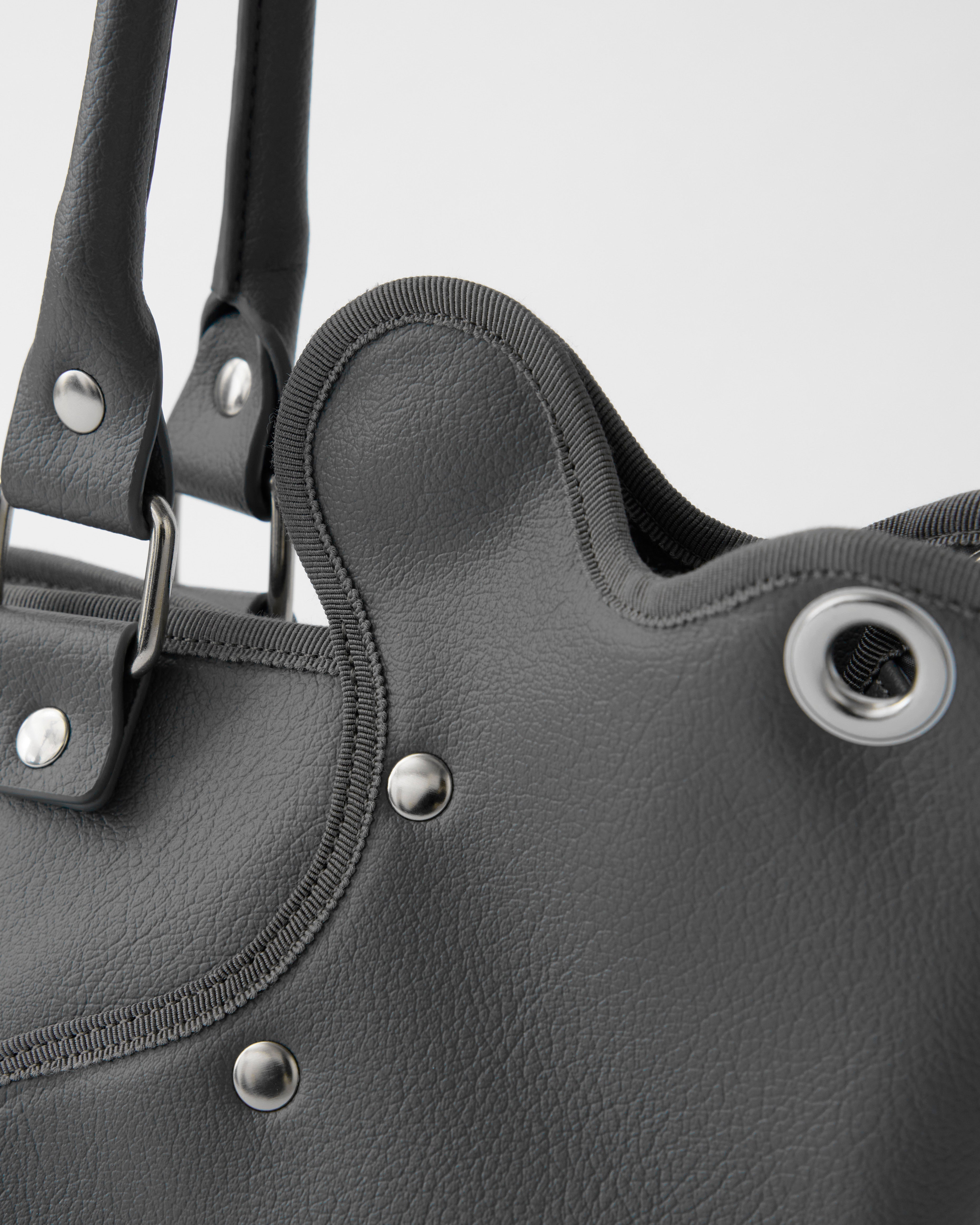 nori enomoto dimanche nuit 形が変わる2WAYショルダーバッグ。350mlペットボトル対応。取り外し可能なサイドハンドル。マグネット開閉。内側にポケット2つ。