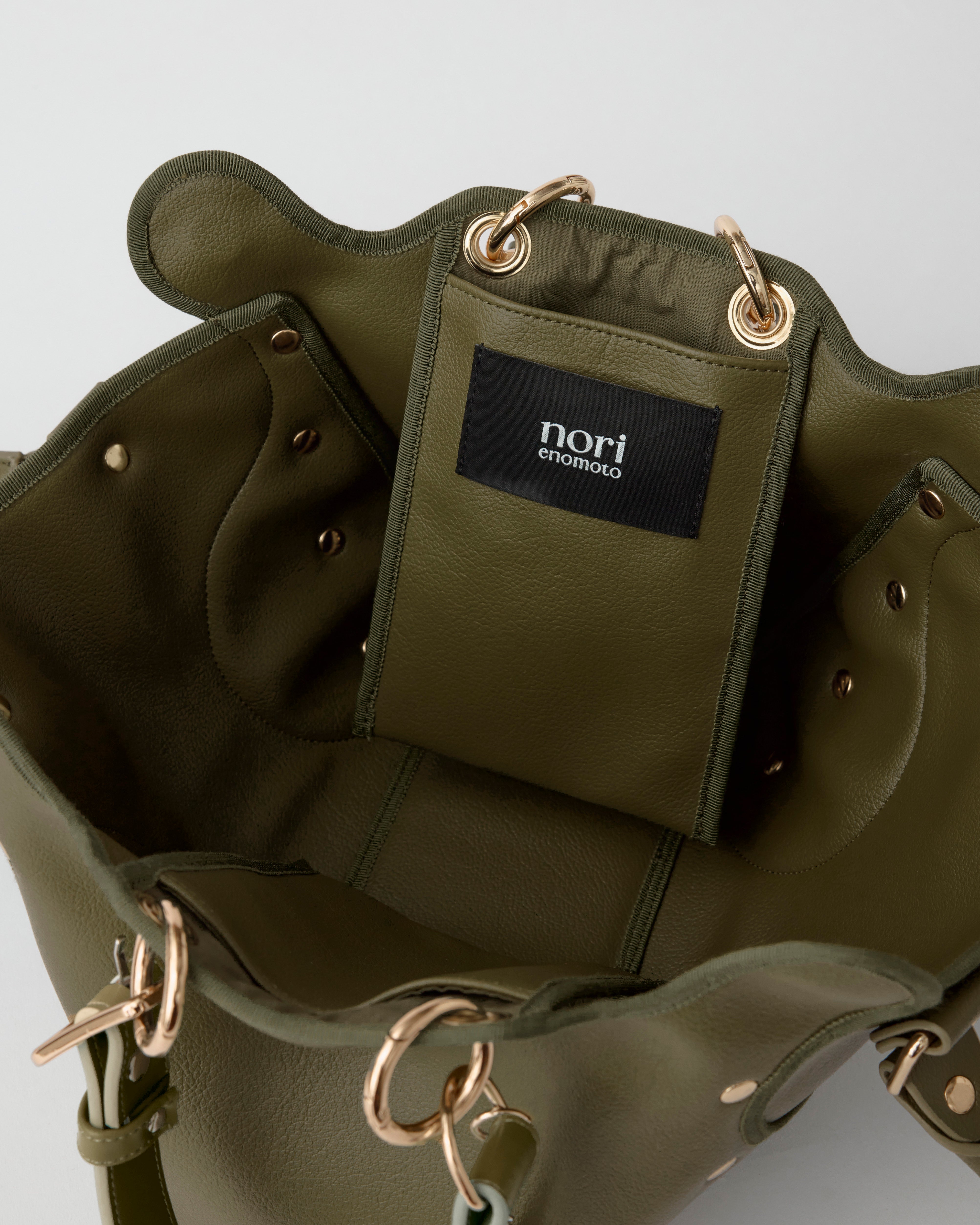 nori enomoto dimanche nuit 形が変わる2WAYショルダーバッグ。350mlペットボトル対応。取り外し可能なサイドハンドル。マグネット開閉。内側にポケット2つ。