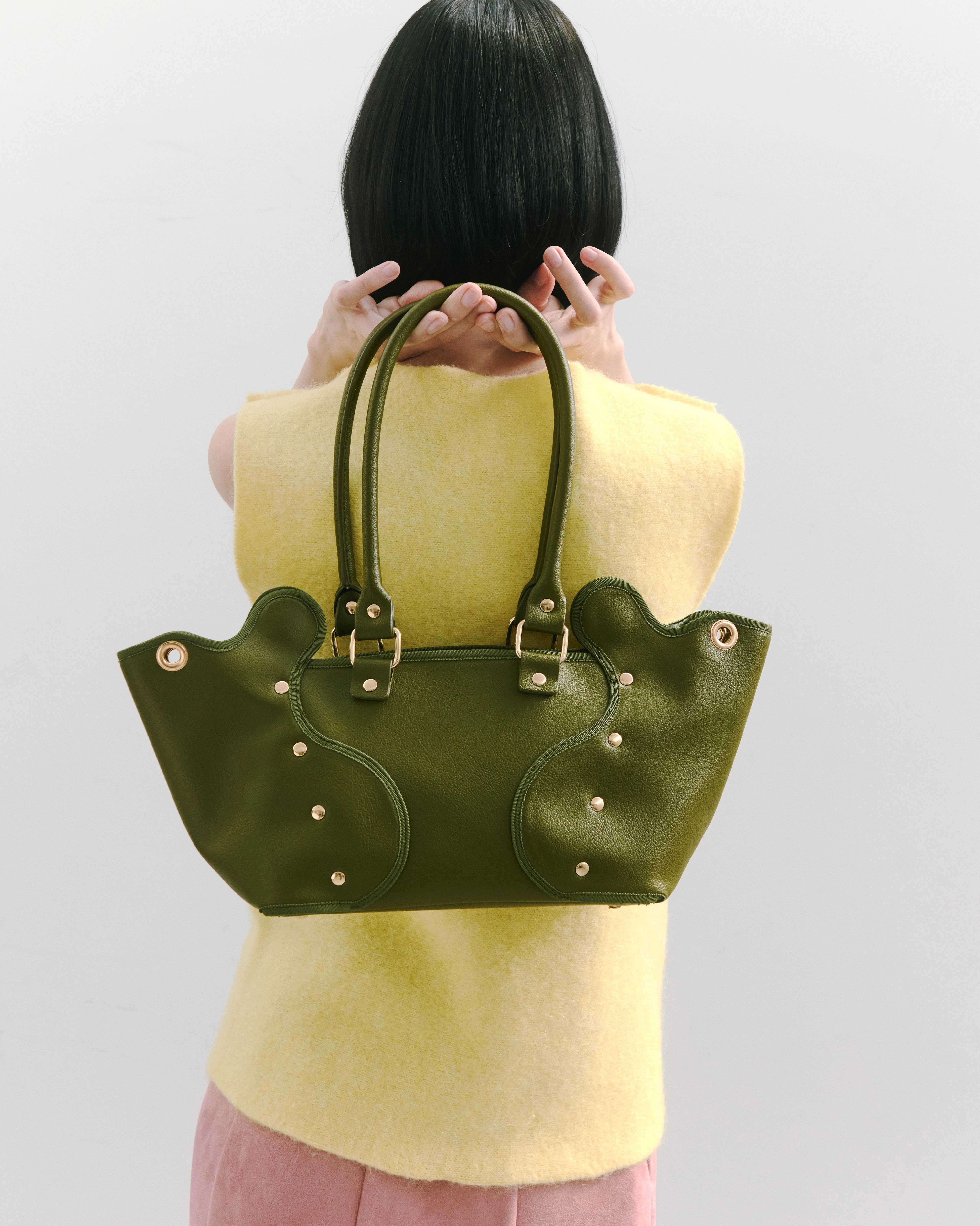 nori enomoto dimanche nuit 形が変わる2WAYショルダーバッグ。350mlペットボトル対応。取り外し可能なサイドハンドル。マグネット開閉。内側にポケット2つ。