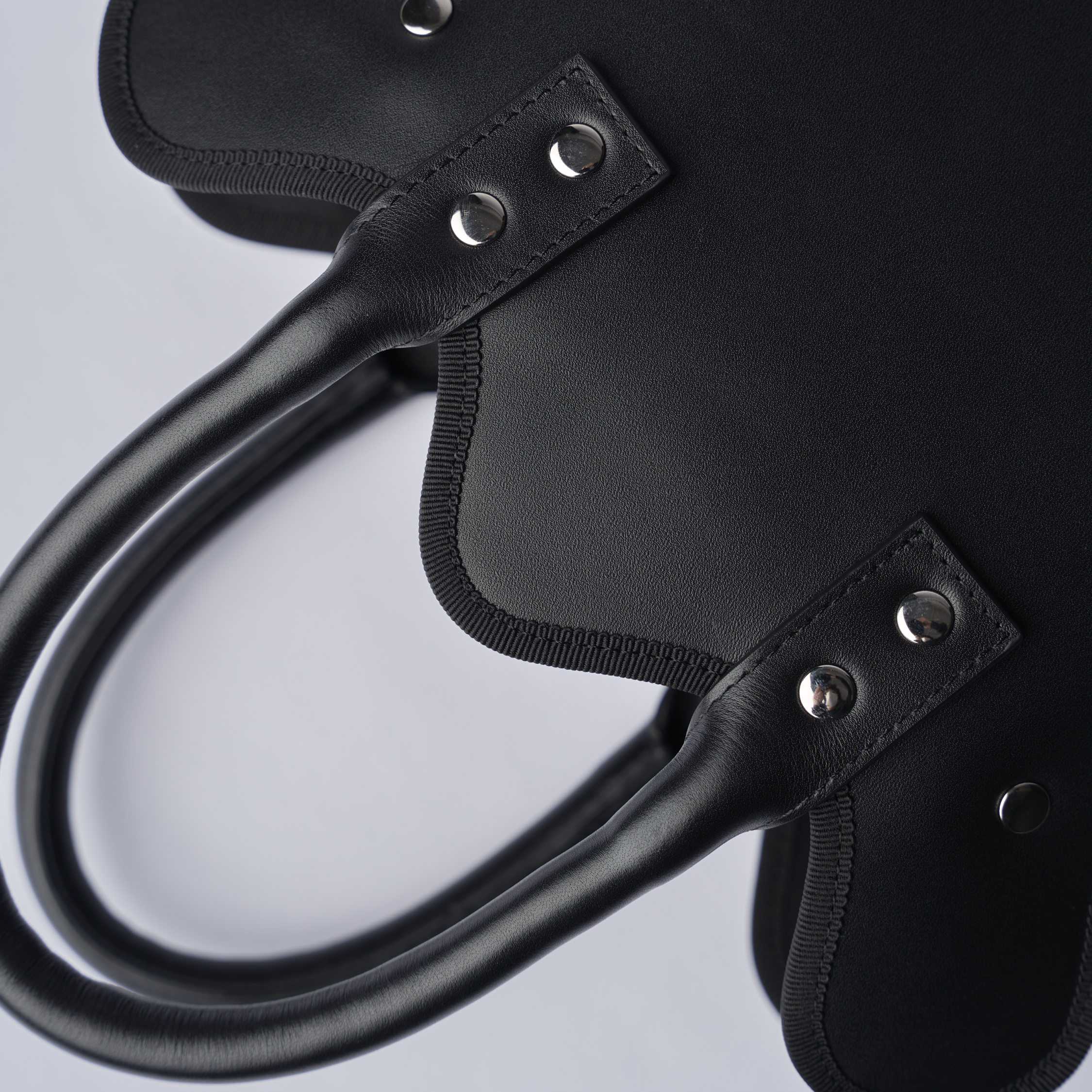 nori enomoto grand mardi matin チェーンストラップ付きのバケット型バッグ。350mlペットボトルが収まるマチあり。Dカン付きでチャームの取り付けも可能。和装や結婚式、フォーマルシーンにも対応。