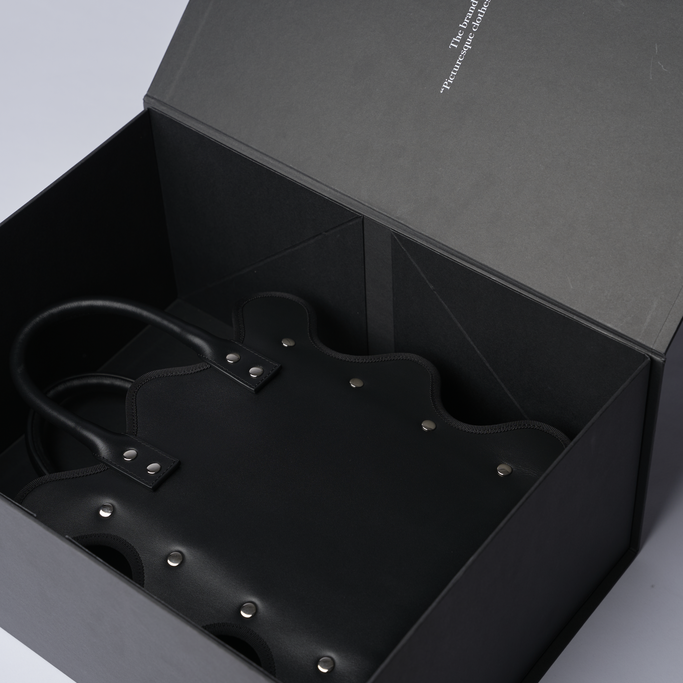 nori enomoto grand mardi matin チェーンストラップ付きのバケット型バッグ。350mlペットボトルが収まるマチあり。Dカン付きでチャームの取り付けも可能。和装や結婚式、フォーマルシーンにも対応。