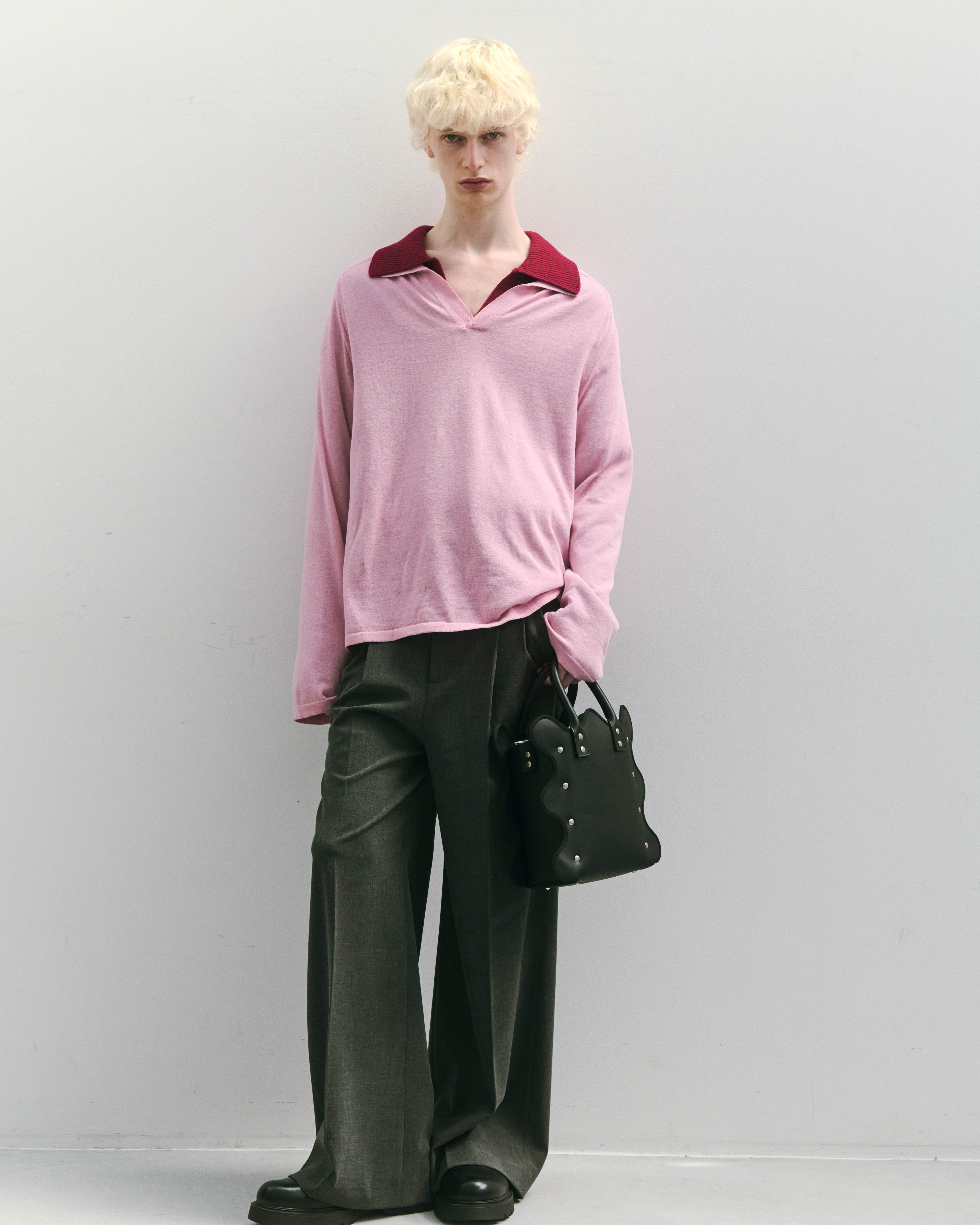 nori enomoto grand mardi matin チェーンストラップ付きのバケット型バッグ。350mlペットボトルが収まるマチあり。Dカン付きでチャームの取り付けも可能。和装や結婚式、フォーマルシーンにも対応。