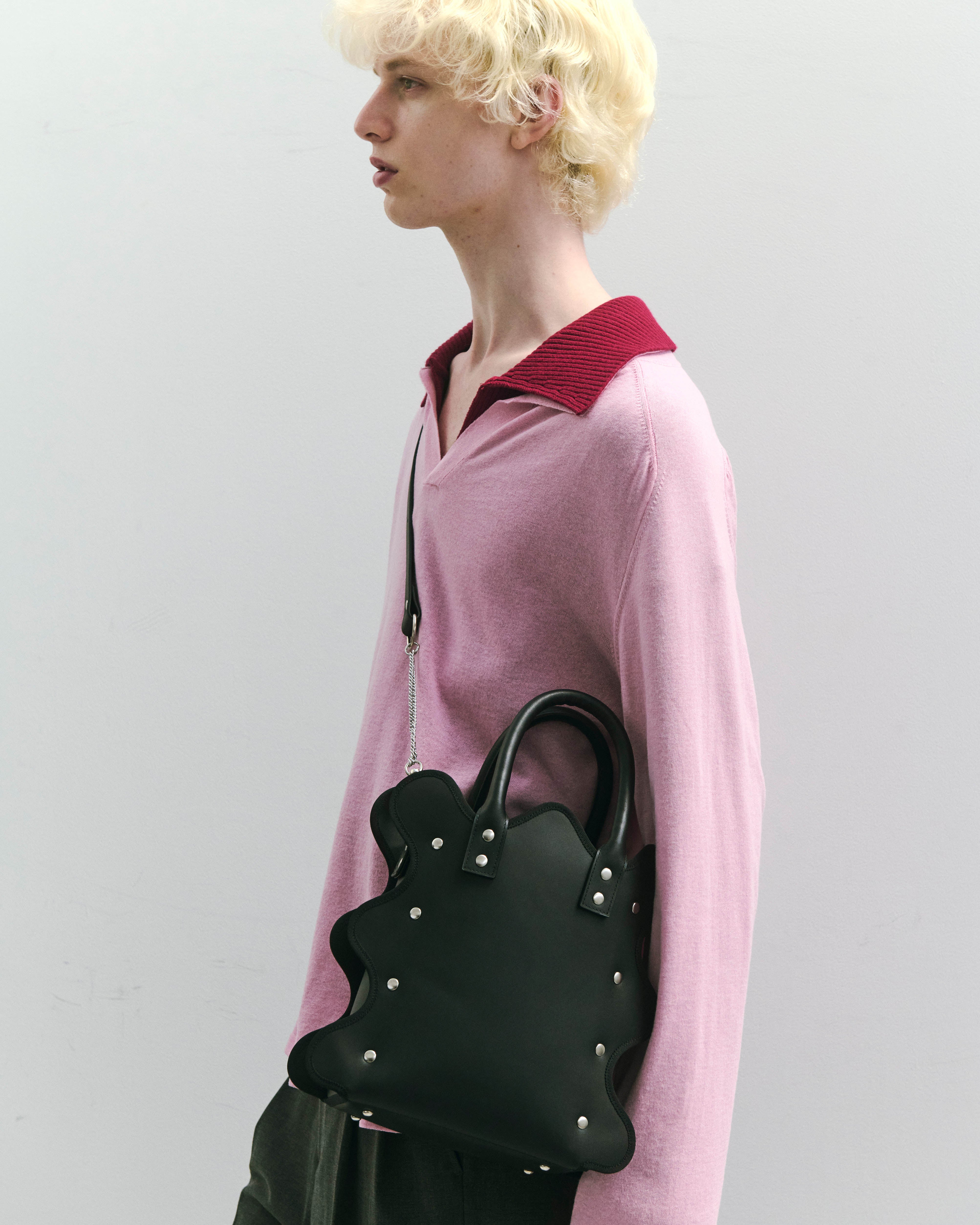 nori enomoto grand mardi matin チェーンストラップ付きのバケット型バッグ。350mlペットボトルが収まるマチあり。Dカン付きでチャームの取り付けも可能。和装や結婚式、フォーマルシーンにも対応。