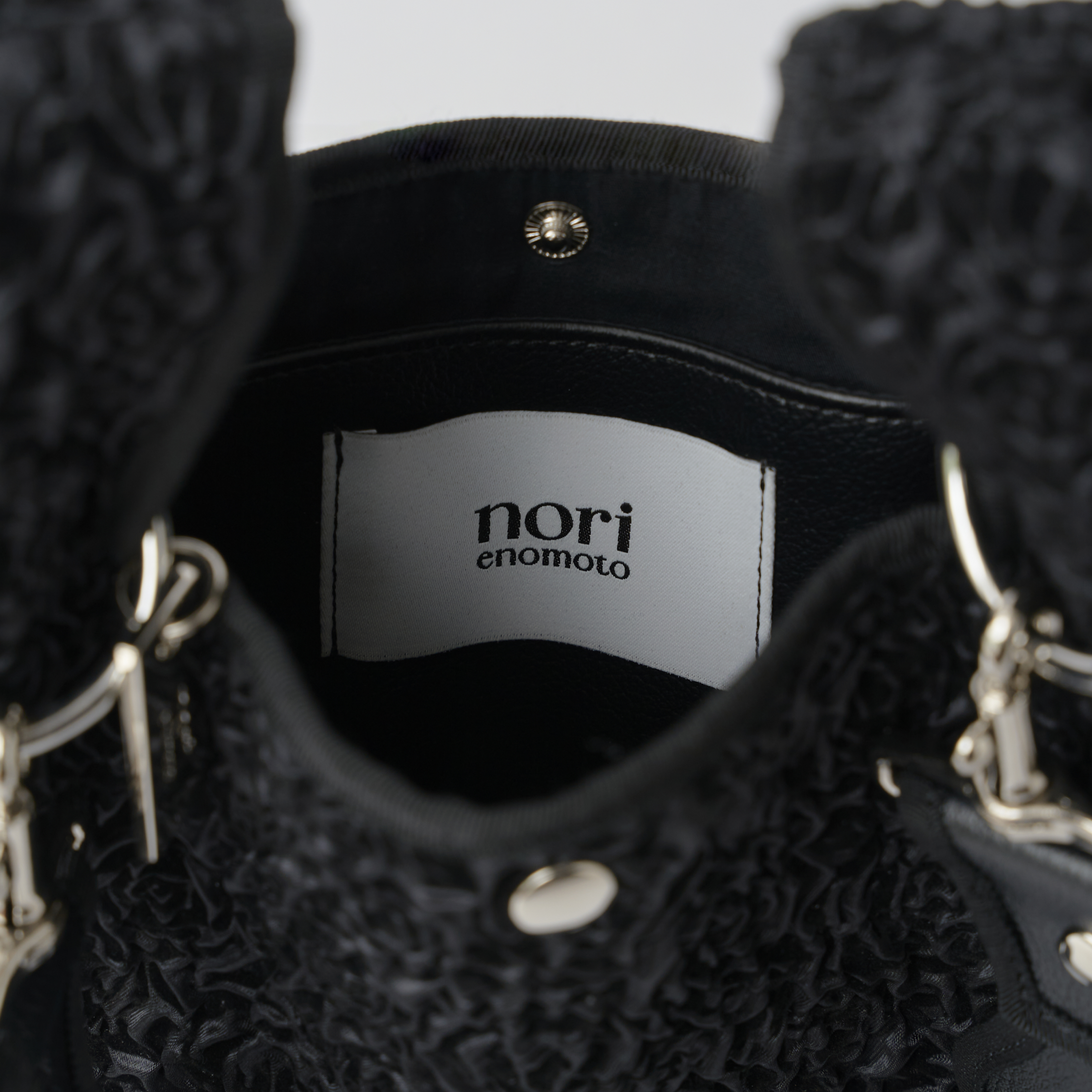 nori enomoto jeudi soir petit 軽量コンパクトなショルダーバッグ。クロスボディ対応のチェーン付きで旅行やお出かけに最適。内ポケット付き。チャームが付けられるDカンあり。ショルダーベルトは取り外し可能。