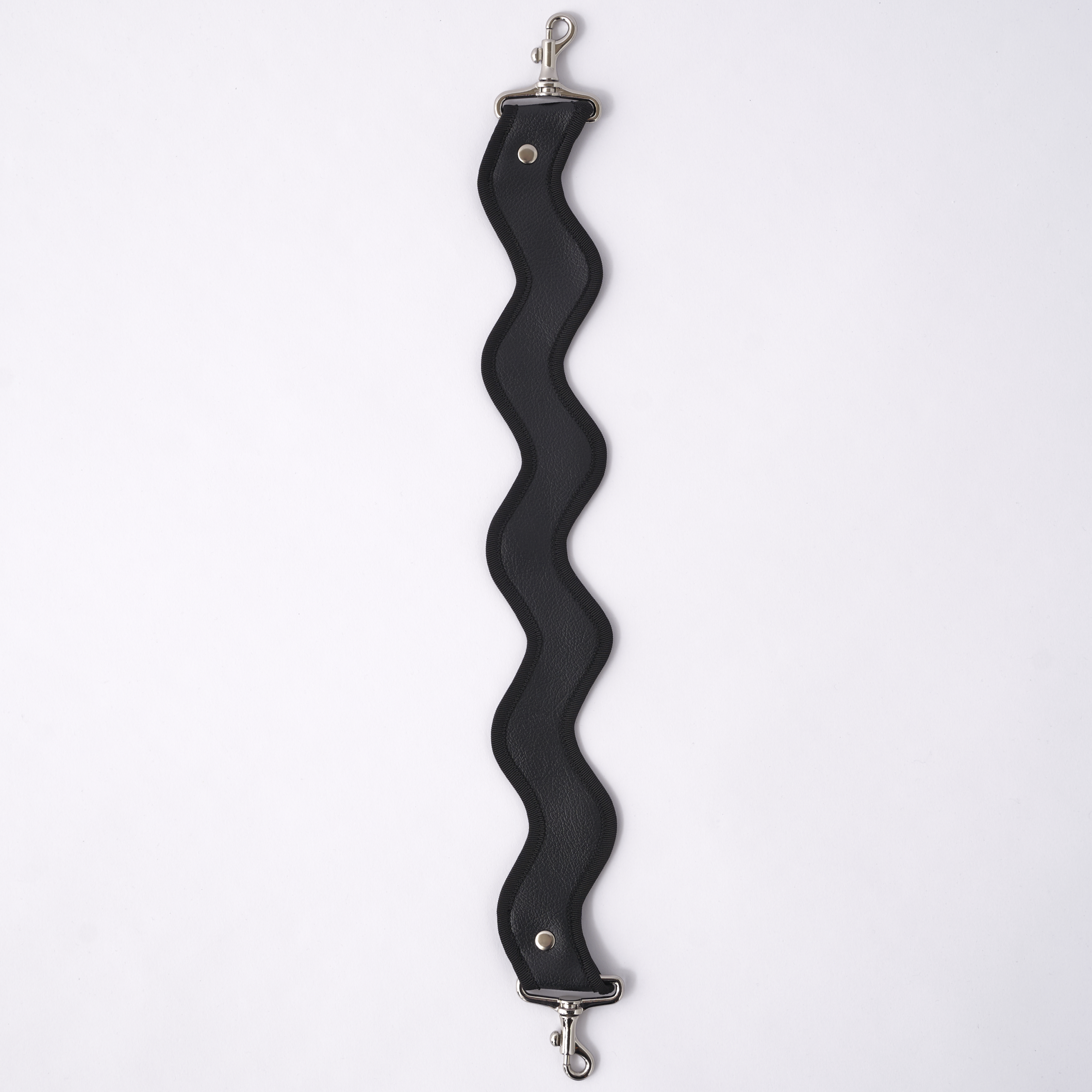 nori enomoto jeudi soir petit 軽量コンパクトなショルダーバッグ。クロスボディ対応のチェーン付きで旅行やお出かけに最適。内ポケット付き。チャームが付けられるDカンあり。ショルダーベルトは取り外し可能。