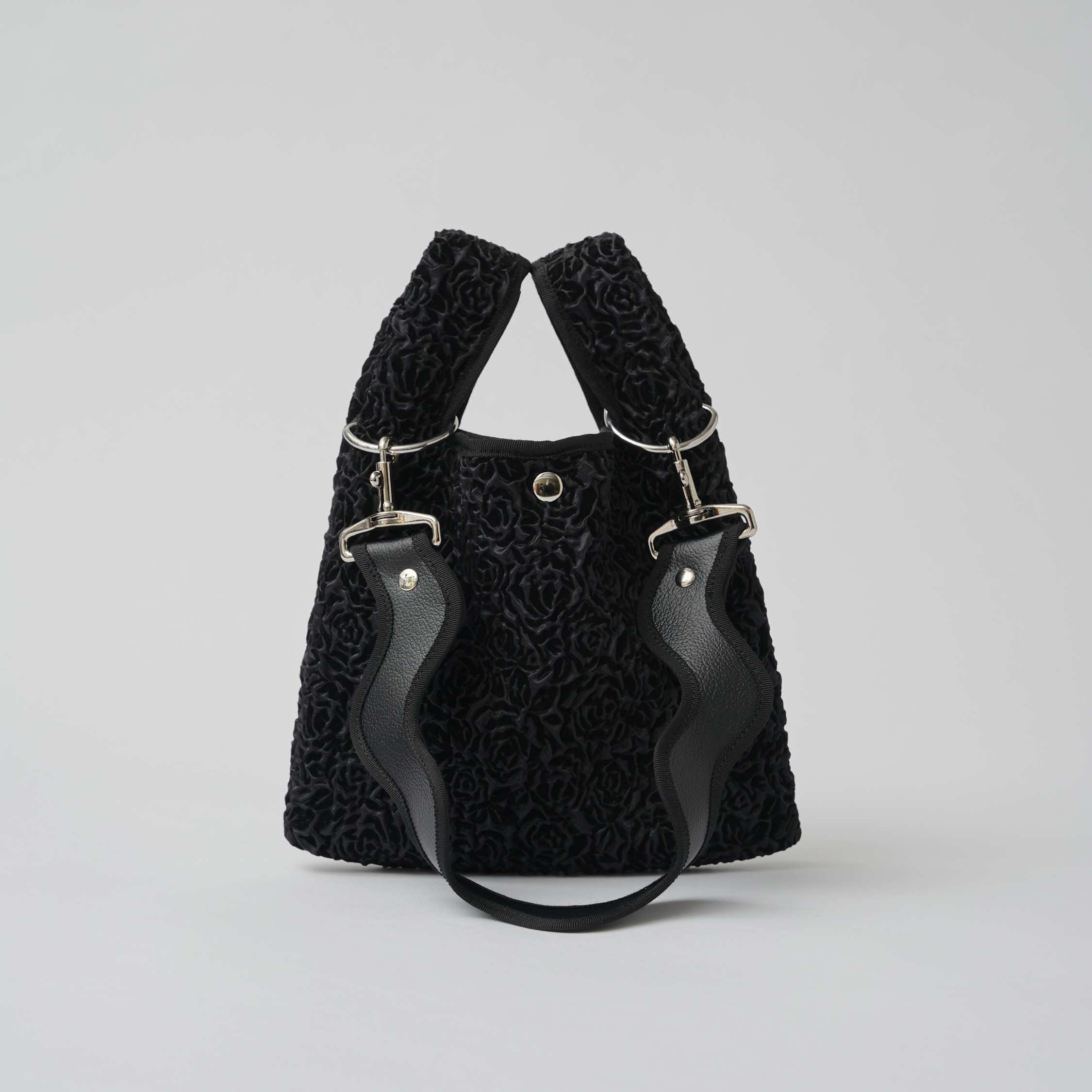 nori enomoto jeudi soir petit 軽量コンパクトなショルダーバッグ。クロスボディ対応のチェーン付きで旅行やお出かけに最適。内ポケット付き。チャームが付けられるDカンあり。ショルダーベルトは取り外し可能。