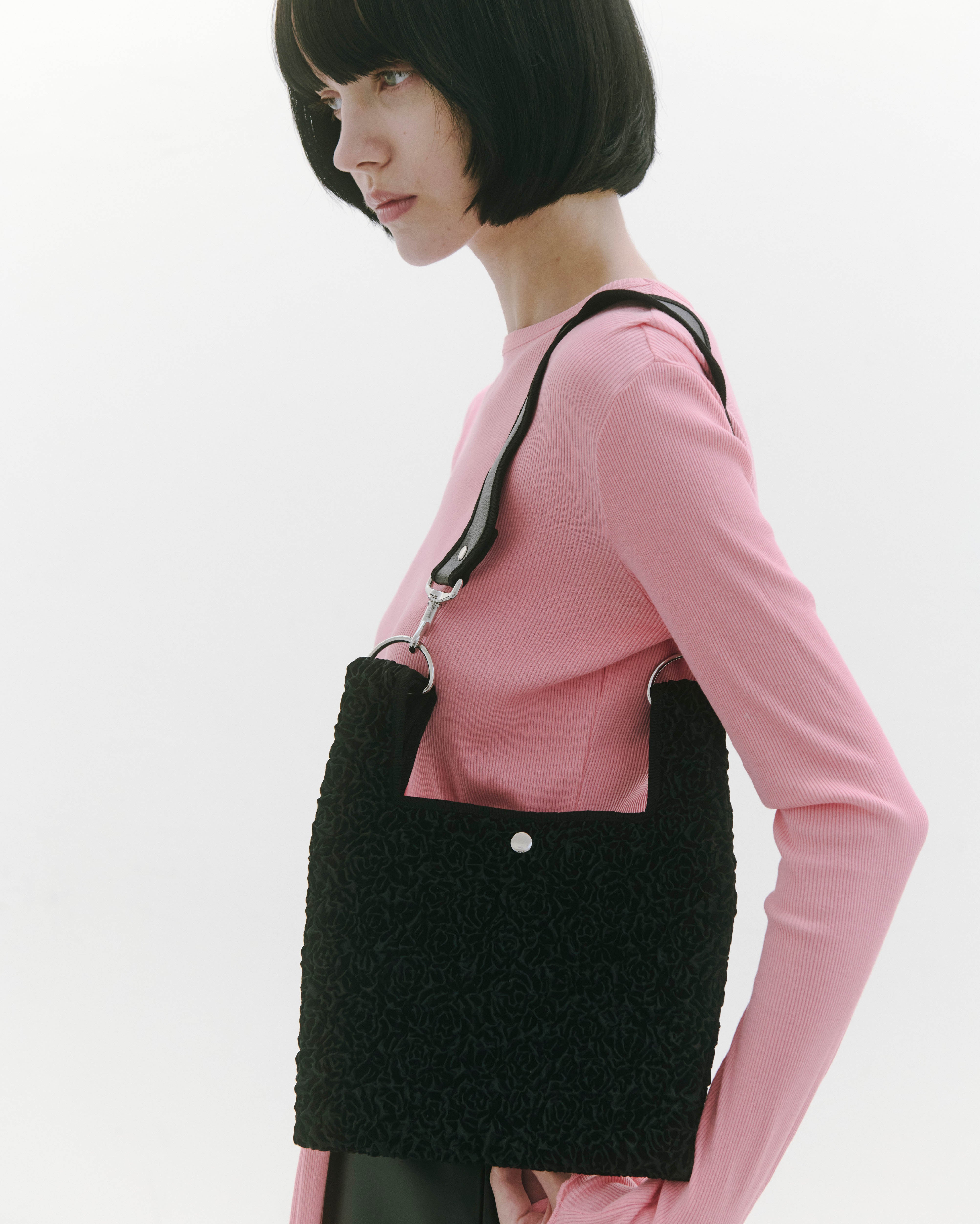 nori enomoto jeudi soir petit 軽量コンパクトなショルダーバッグ。クロスボディ対応のチェーン付きで旅行やお出かけに最適。内ポケット付き。チャームが付けられるDカンあり。ショルダーベルトは取り外し可能。