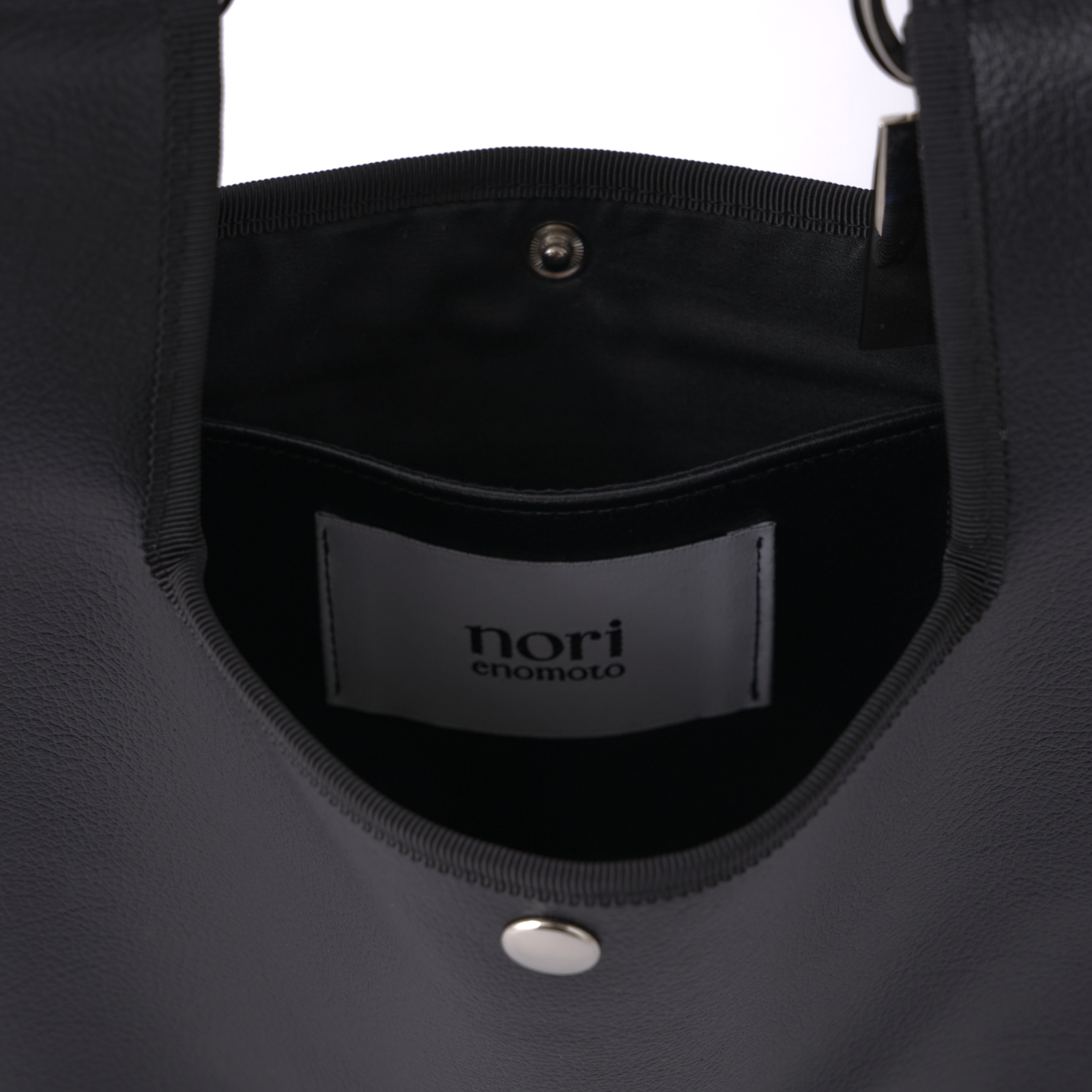 nori enomoto jeudi soir petit 軽量コンパクトなショルダーバッグ。クロスボディ対応のチェーン付きで旅行やお出かけに最適。内ポケット付き。チャームが付けられるDカンあり。ショルダーベルトは取り外し可能。