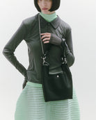 nori enomoto jeudi soir petit 軽量コンパクトなショルダーバッグ。クロスボディ対応のチェーン付きで旅行やお出かけに最適。内ポケット付き。チャームが付けられるDカンあり。ショルダーベルトは取り外し可能。