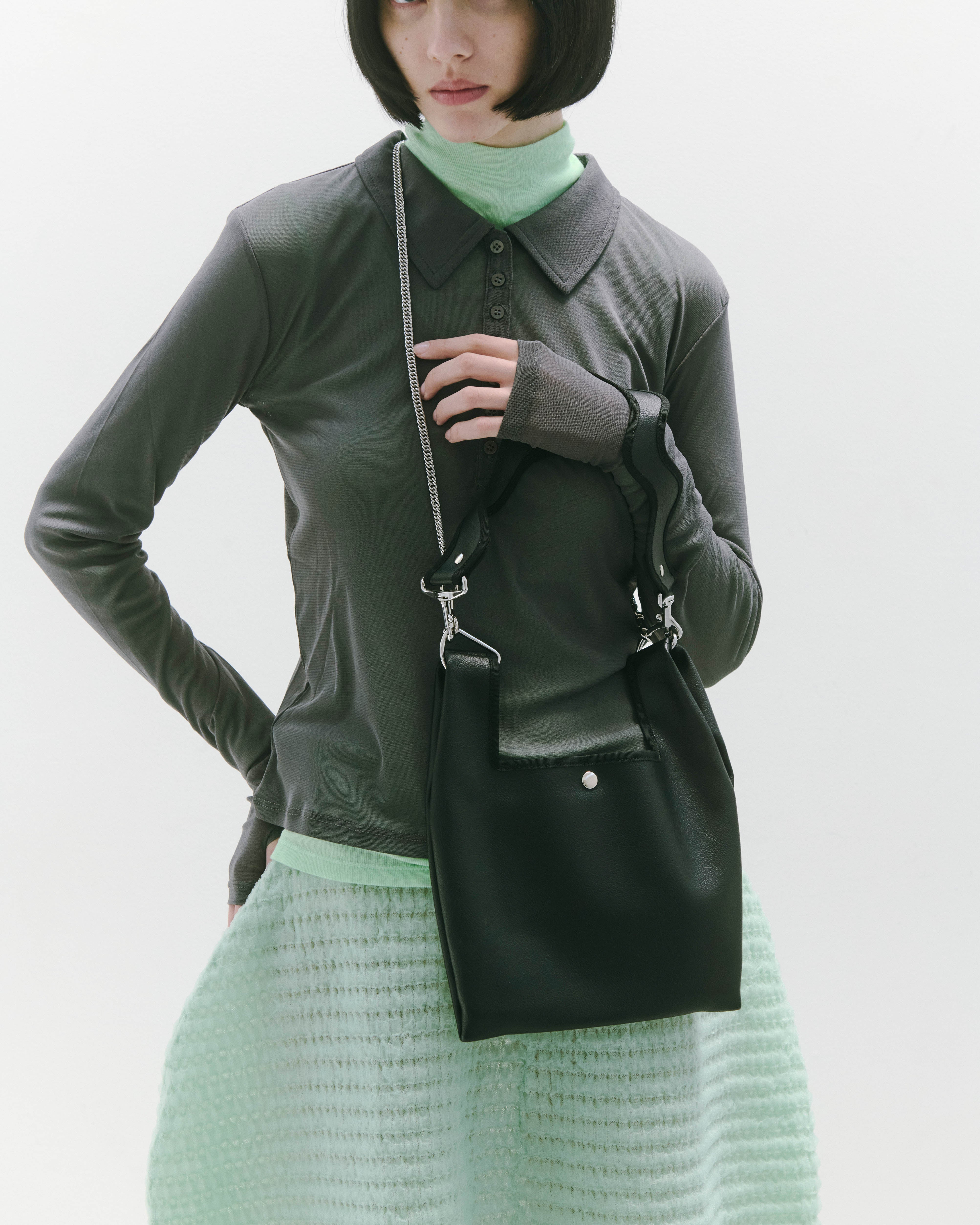 nori enomoto jeudi soir petit 軽量コンパクトなショルダーバッグ。クロスボディ対応のチェーン付きで旅行やお出かけに最適。内ポケット付き。チャームが付けられるDカンあり。ショルダーベルトは取り外し可能。