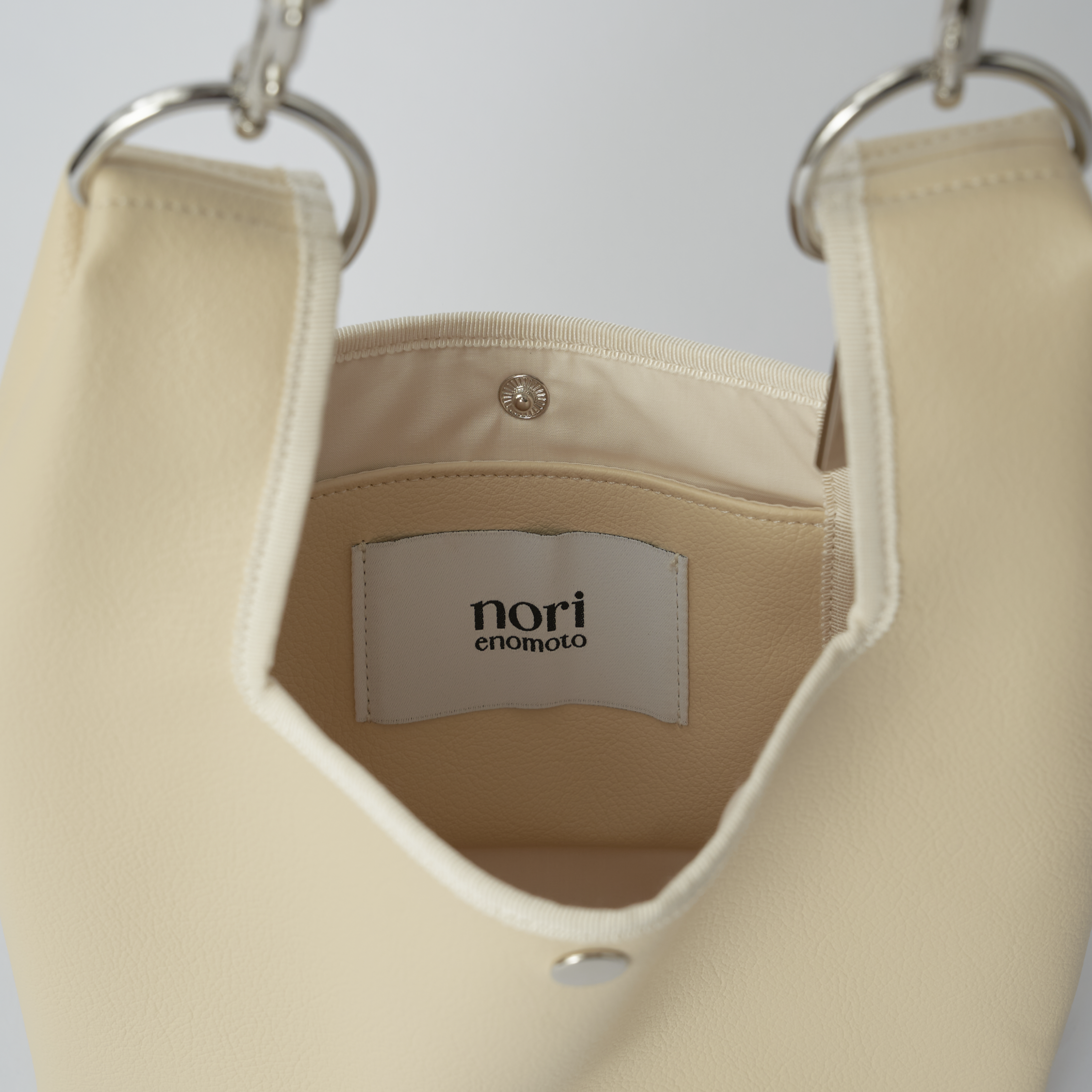 nori enomoto jeudi soir petit 軽量コンパクトなショルダーバッグ。クロスボディ対応のチェーン付きで旅行やお出かけに最適。内ポケット付き。チャームが付けられるDカンあり。ショルダーベルトは取り外し可能。