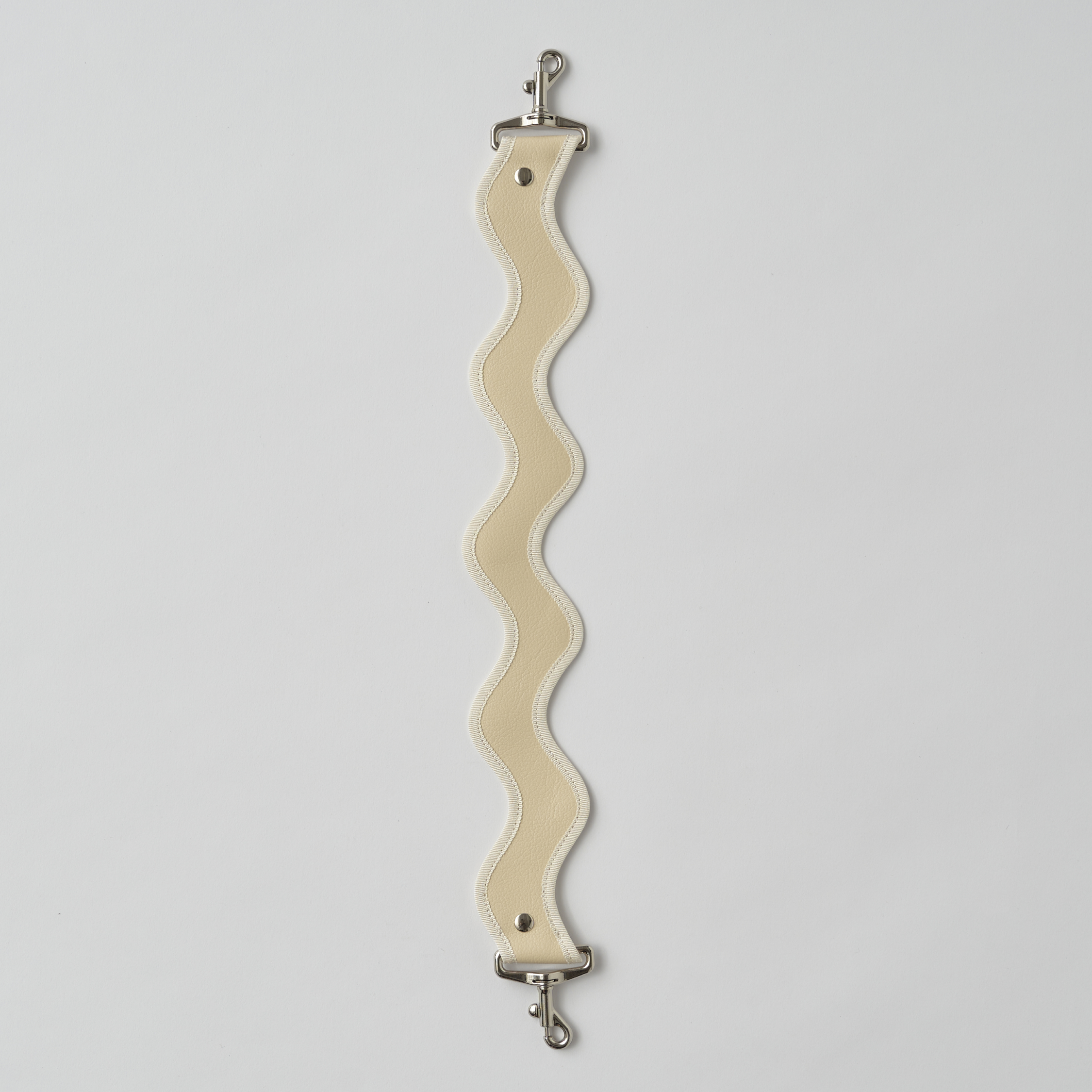 nori enomoto jeudi soir petit 軽量コンパクトなショルダーバッグ。クロスボディ対応のチェーン付きで旅行やお出かけに最適。内ポケット付き。チャームが付けられるDカンあり。ショルダーベルトは取り外し可能。