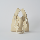 nori enomoto jeudi soir petit 軽量コンパクトなショルダーバッグ。クロスボディ対応のチェーン付きで旅行やお出かけに最適。内ポケット付き。チャームが付けられるDカンあり。ショルダーベルトは取り外し可能。