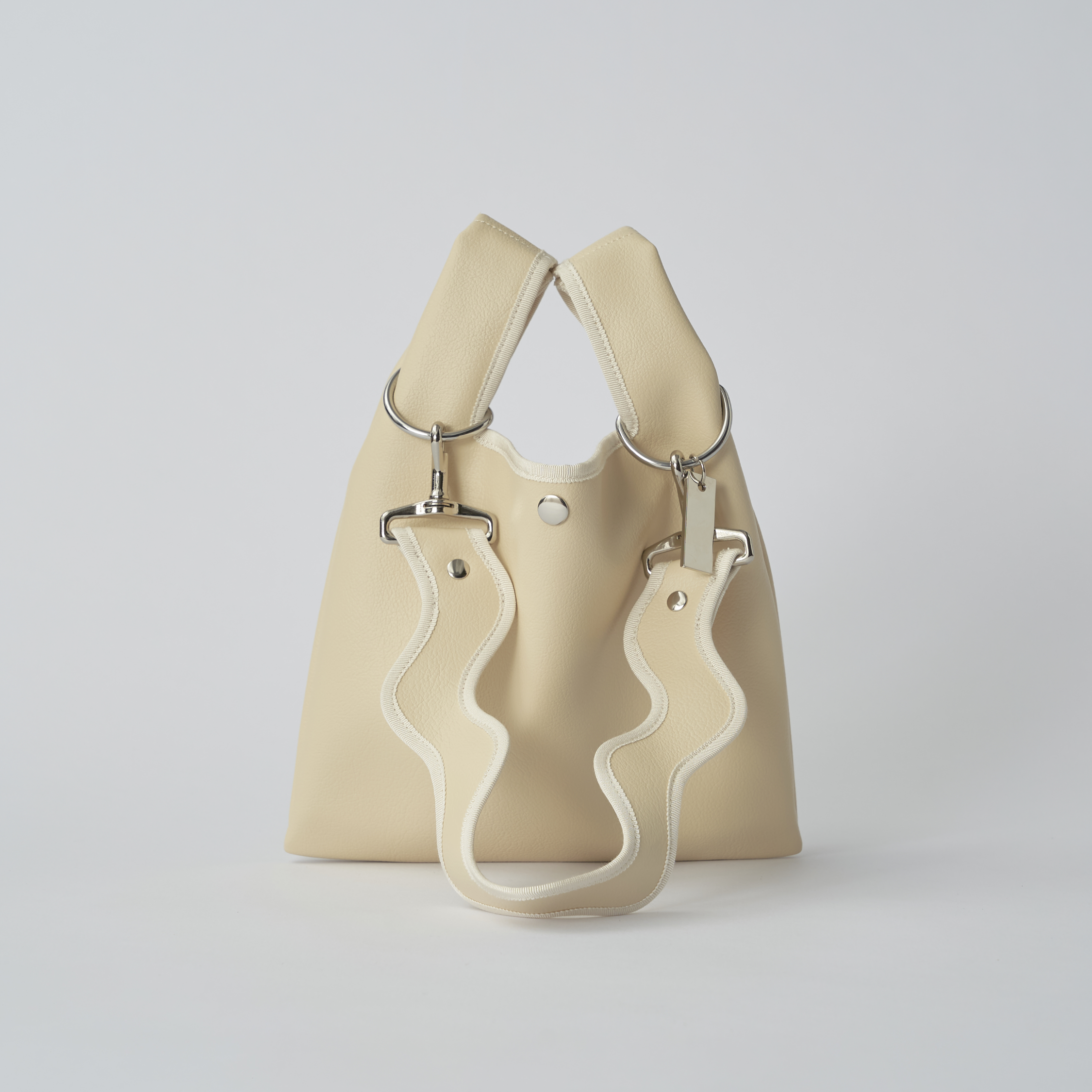 nori enomoto jeudi soir petit 軽量コンパクトなショルダーバッグ。クロスボディ対応のチェーン付きで旅行やお出かけに最適。内ポケット付き。チャームが付けられるDカンあり。ショルダーベルトは取り外し可能。