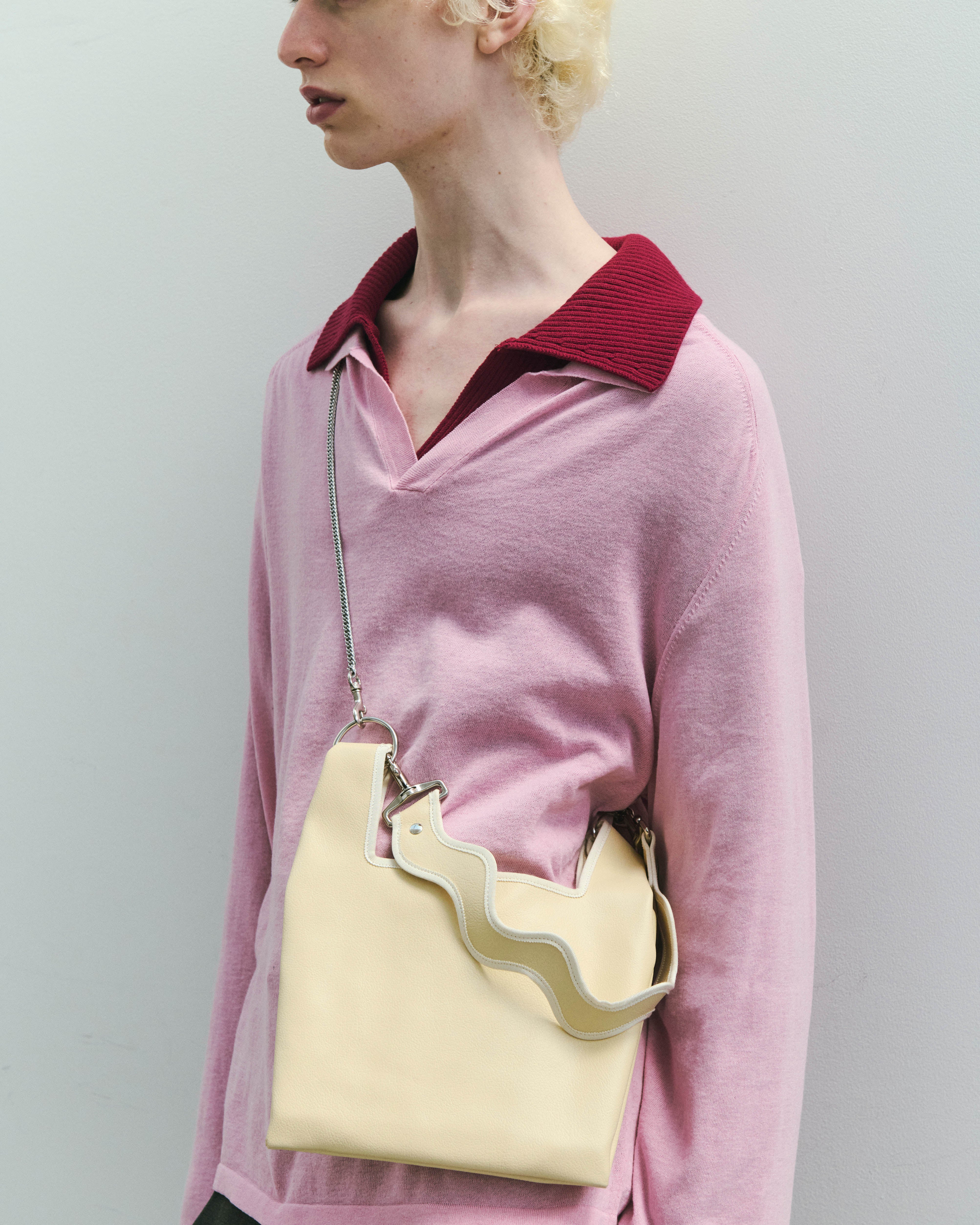 nori enomoto jeudi soir petit 軽量コンパクトなショルダーバッグ。クロスボディ対応のチェーン付きで旅行やお出かけに最適。内ポケット付き。チャームが付けられるDカンあり。ショルダーベルトは取り外し可能。