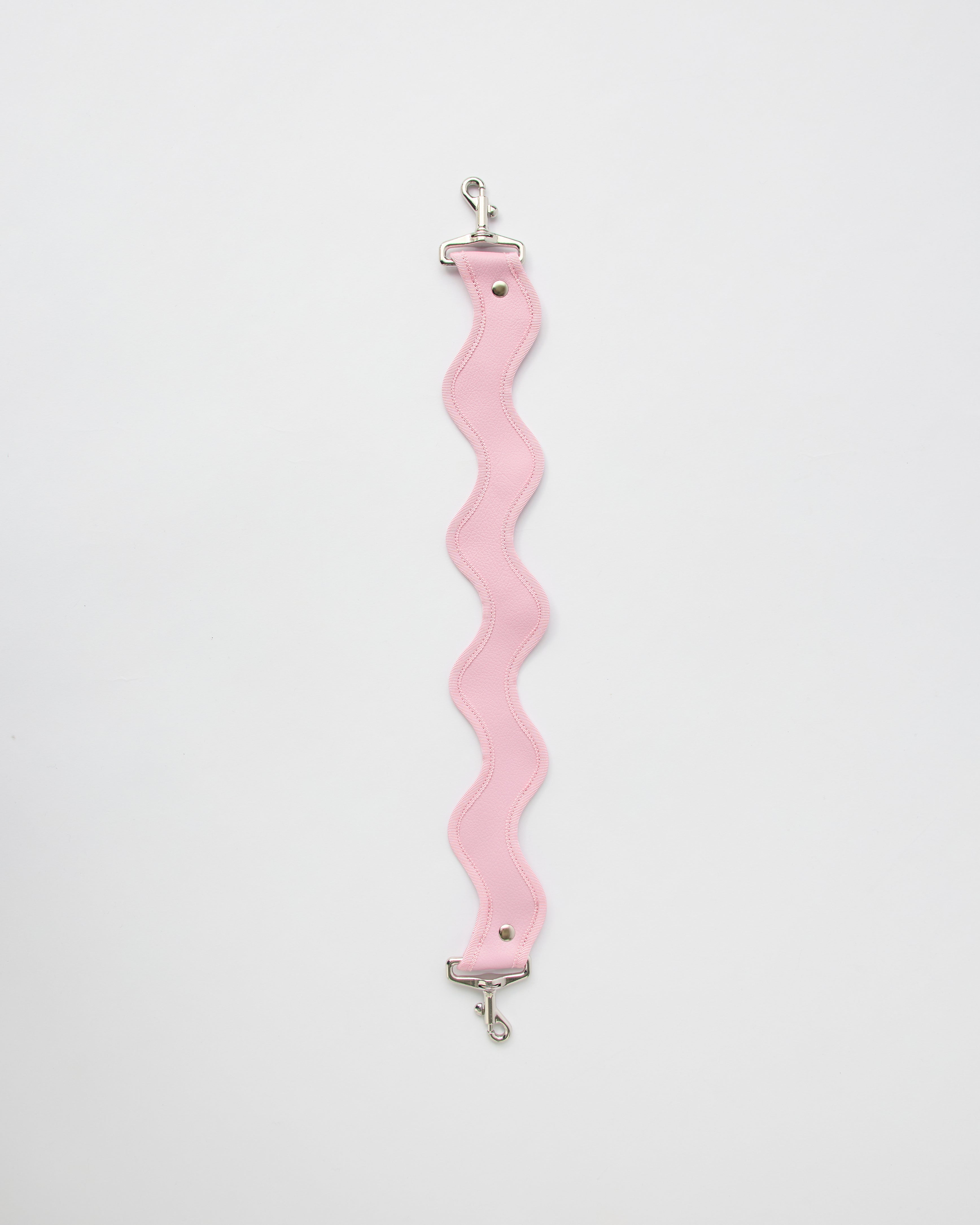 nori enomoto jeudi soir petit 軽量コンパクトなショルダーバッグ。クロスボディ対応のチェーン付きで旅行やお出かけに最適。内ポケット付き。チャームが付けられるDカンあり。ショルダーベルトは取り外し可能。