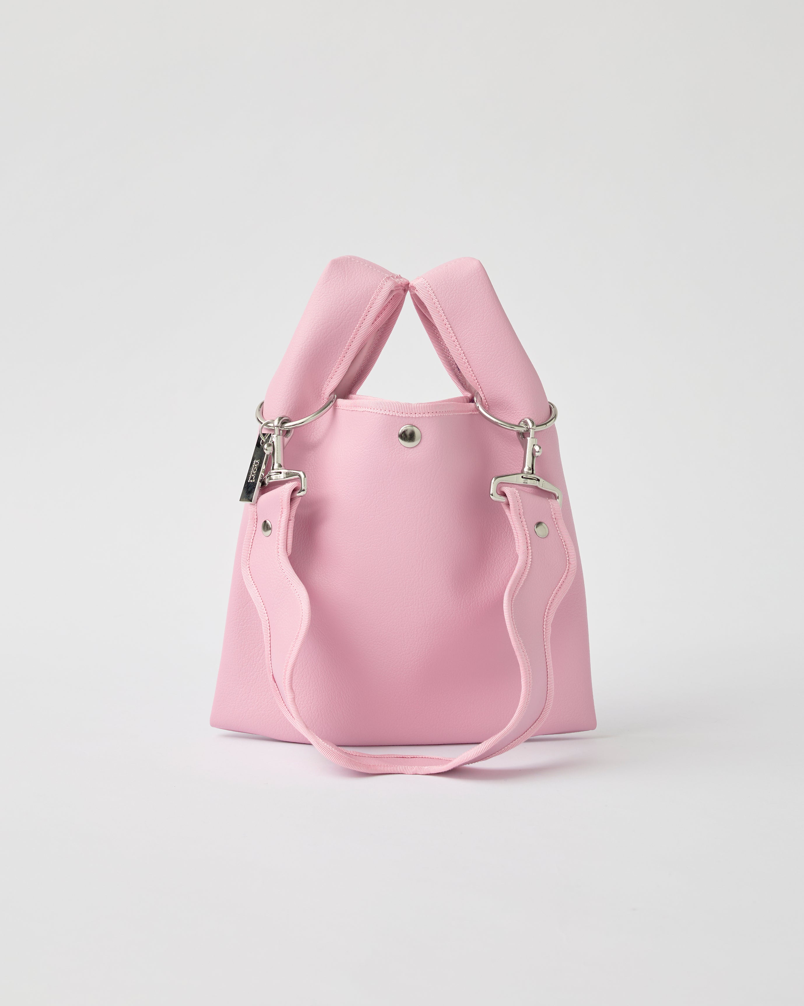 nori enomoto jeudi soir petit 軽量コンパクトなショルダーバッグ。クロスボディ対応のチェーン付きで旅行やお出かけに最適。内ポケット付き。チャームが付けられるDカンあり。ショルダーベルトは取り外し可能。