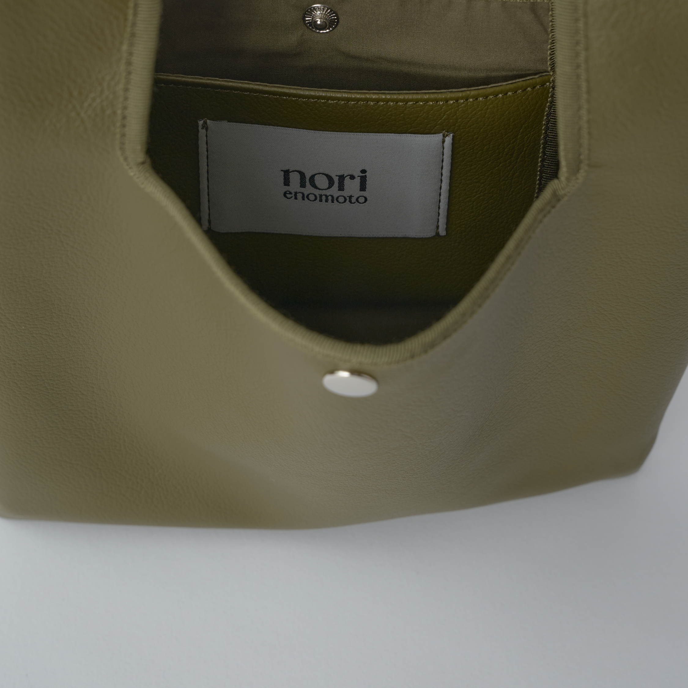 nori enomoto jeudi soir petit 軽量コンパクトなショルダーバッグ。クロスボディ対応のチェーン付きで旅行やお出かけに最適。内ポケット付き。チャームが付けられるDカンあり。ショルダーベルトは取り外し可能。