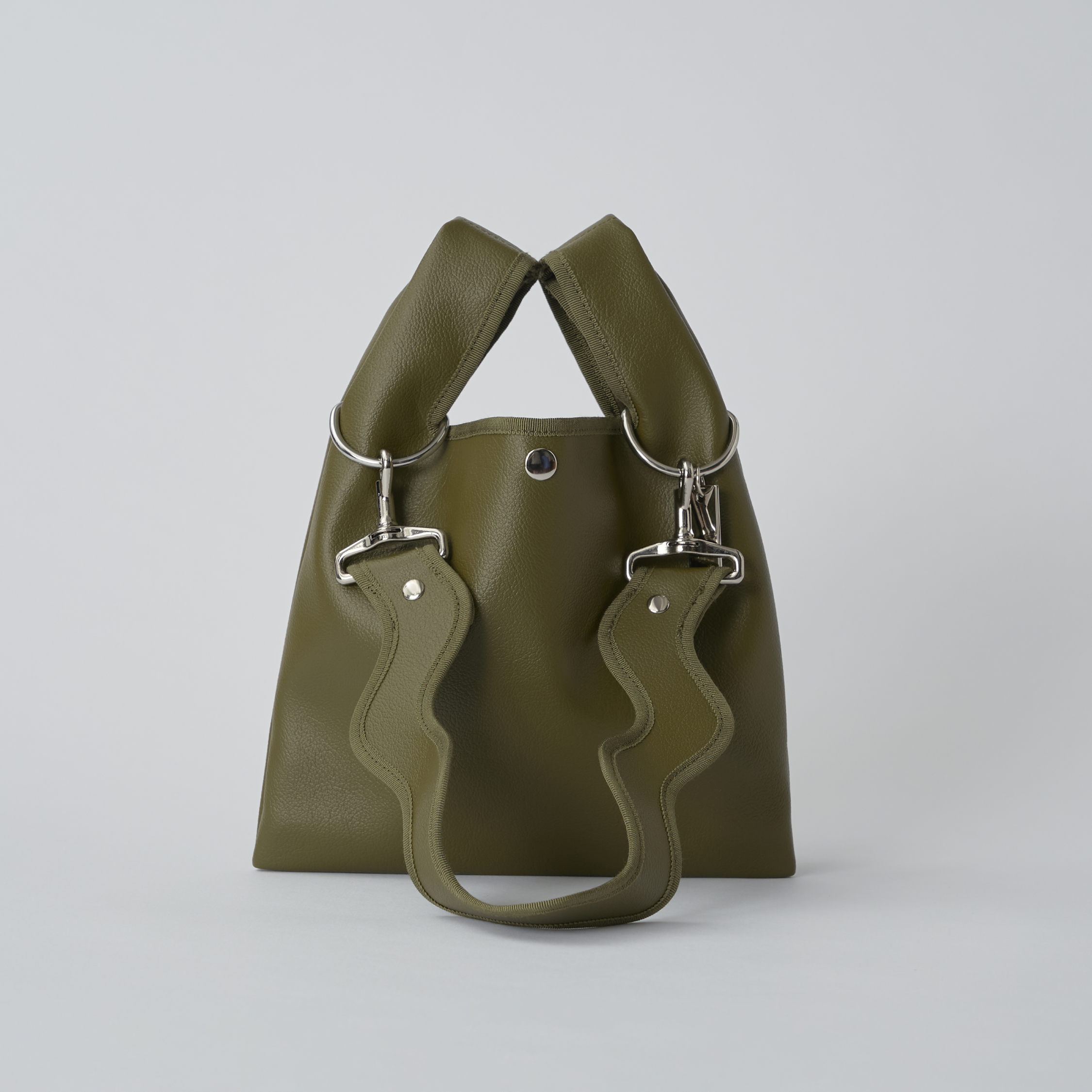 nori enomoto jeudi soir petit 軽量コンパクトなショルダーバッグ。クロスボディ対応のチェーン付きで旅行やお出かけに最適。内ポケット付き。チャームが付けられるDカンあり。ショルダーベルトは取り外し可能。