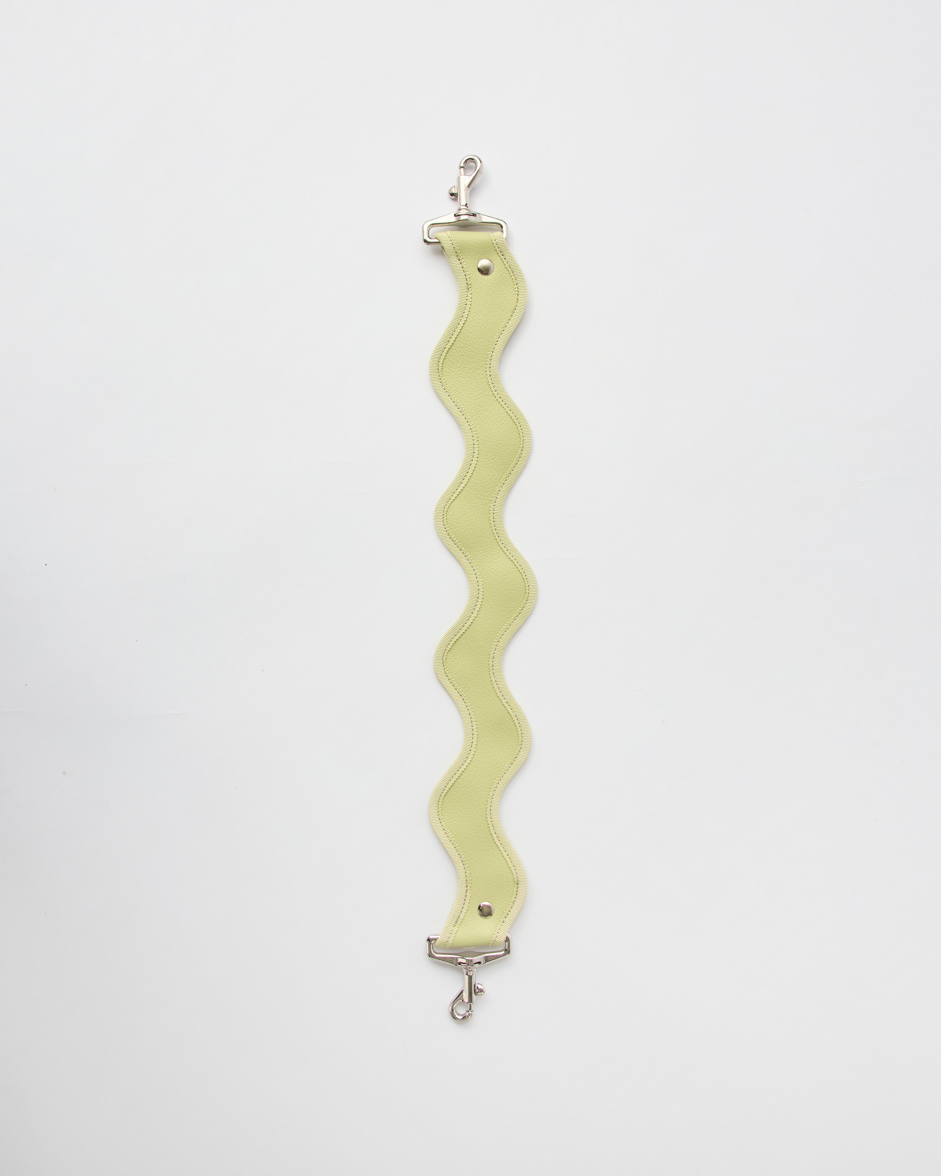 nori enomoto jeudi soir petit 軽量コンパクトなショルダーバッグ。クロスボディ対応のチェーン付きで旅行やお出かけに最適。内ポケット付き。チャームが付けられるDカンあり。ショルダーベルトは取り外し可能。