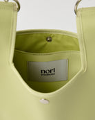 nori enomoto jeudi soir petit 軽量コンパクトなショルダーバッグ。クロスボディ対応のチェーン付きで旅行やお出かけに最適。内ポケット付き。チャームが付けられるDカンあり。ショルダーベルトは取り外し可能。