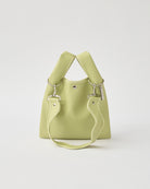 nori enomoto jeudi soir petit 軽量コンパクトなショルダーバッグ。クロスボディ対応のチェーン付きで旅行やお出かけに最適。内ポケット付き。チャームが付けられるDカンあり。ショルダーベルトは取り外し可能。