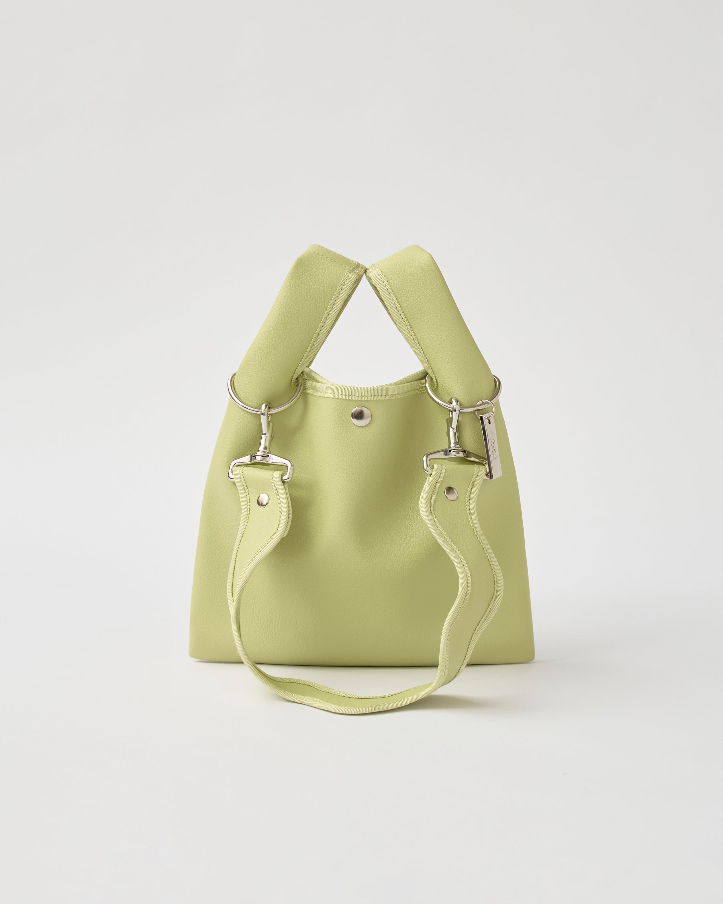 nori enomoto jeudi soir petit 軽量コンパクトなショルダーバッグ。クロスボディ対応のチェーン付きで旅行やお出かけに最適。内ポケット付き。チャームが付けられるDカンあり。ショルダーベルトは取り外し可能。