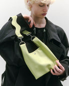 nori enomoto jeudi soir petit 軽量コンパクトなショルダーバッグ。クロスボディ対応のチェーン付きで旅行やお出かけに最適。内ポケット付き。チャームが付けられるDカンあり。ショルダーベルトは取り外し可能。