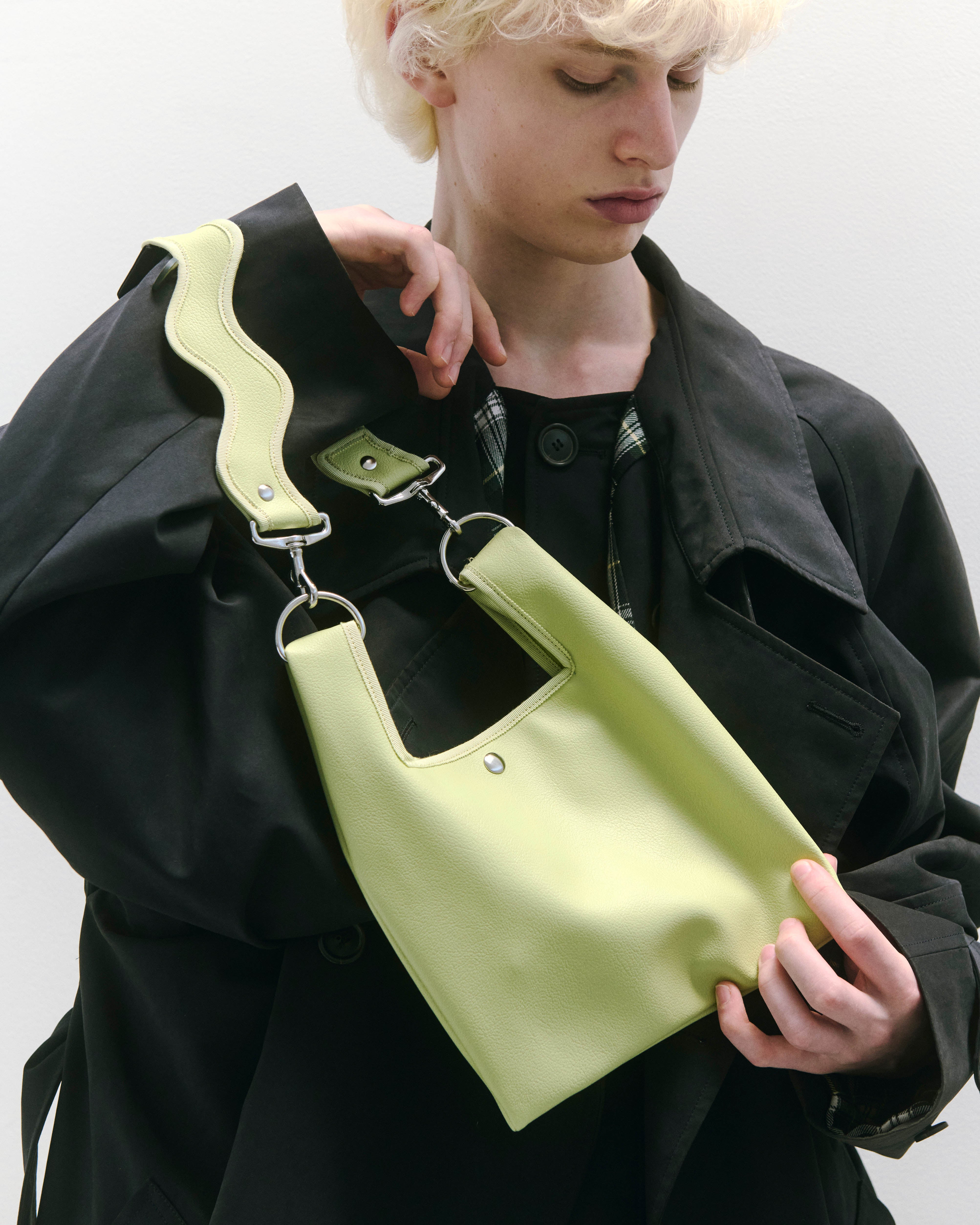 nori enomoto jeudi soir petit 軽量コンパクトなショルダーバッグ。クロスボディ対応のチェーン付きで旅行やお出かけに最適。内ポケット付き。チャームが付けられるDカンあり。ショルダーベルトは取り外し可能。