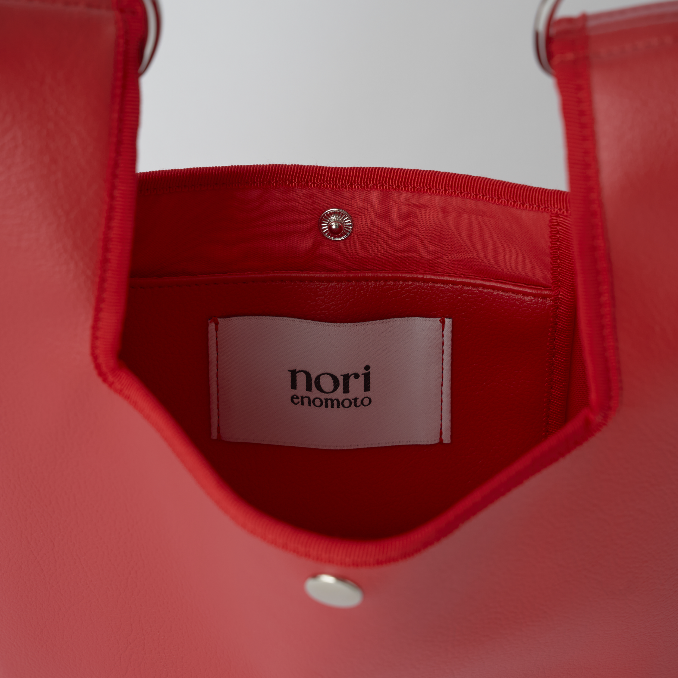 nori enomoto jeudi soir petit 軽量コンパクトなショルダーバッグ。クロスボディ対応のチェーン付きで旅行やお出かけに最適。内ポケット付き。チャームが付けられるDカンあり。ショルダーベルトは取り外し可能。