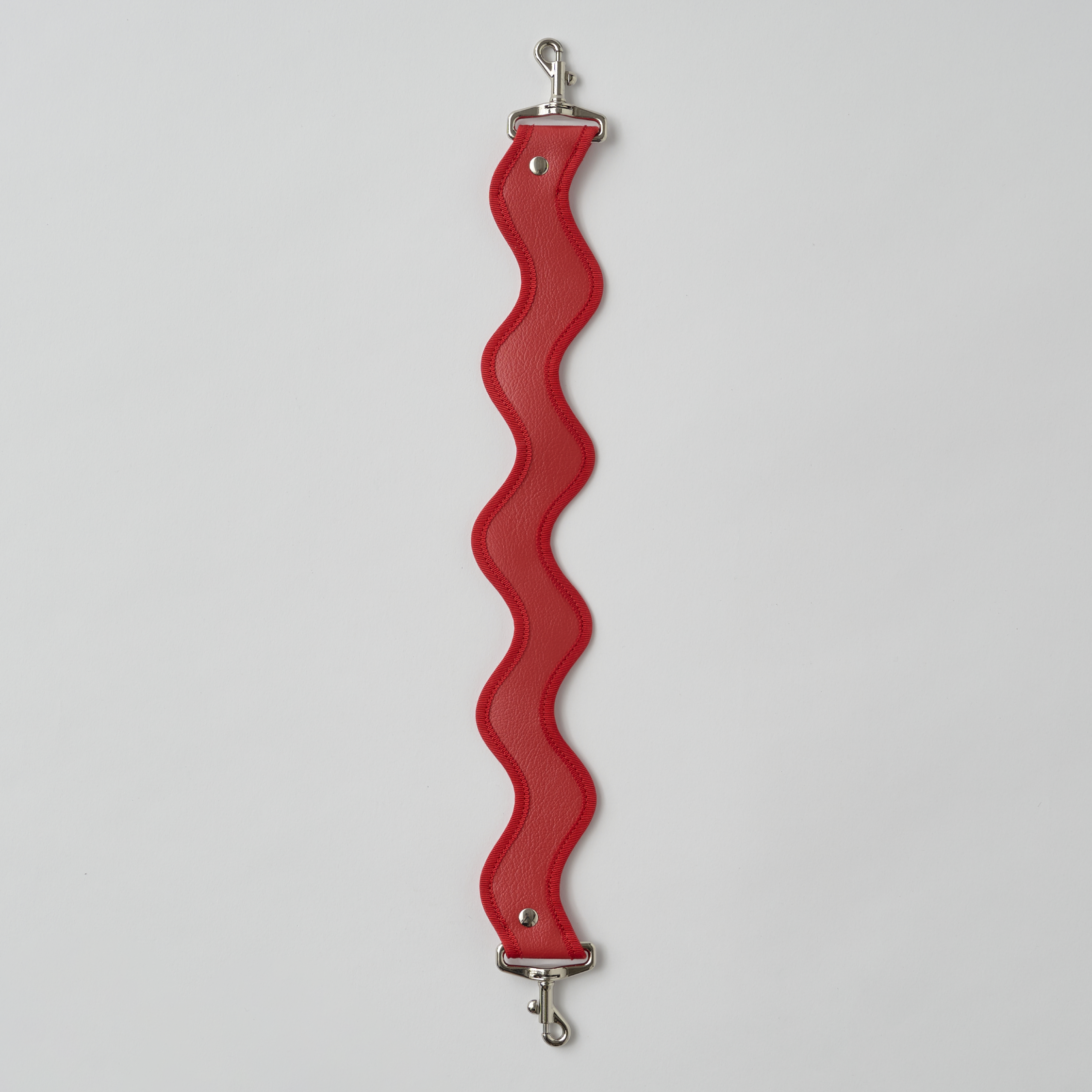 nori enomoto jeudi soir petit 軽量コンパクトなショルダーバッグ。クロスボディ対応のチェーン付きで旅行やお出かけに最適。内ポケット付き。チャームが付けられるDカンあり。ショルダーベルトは取り外し可能。