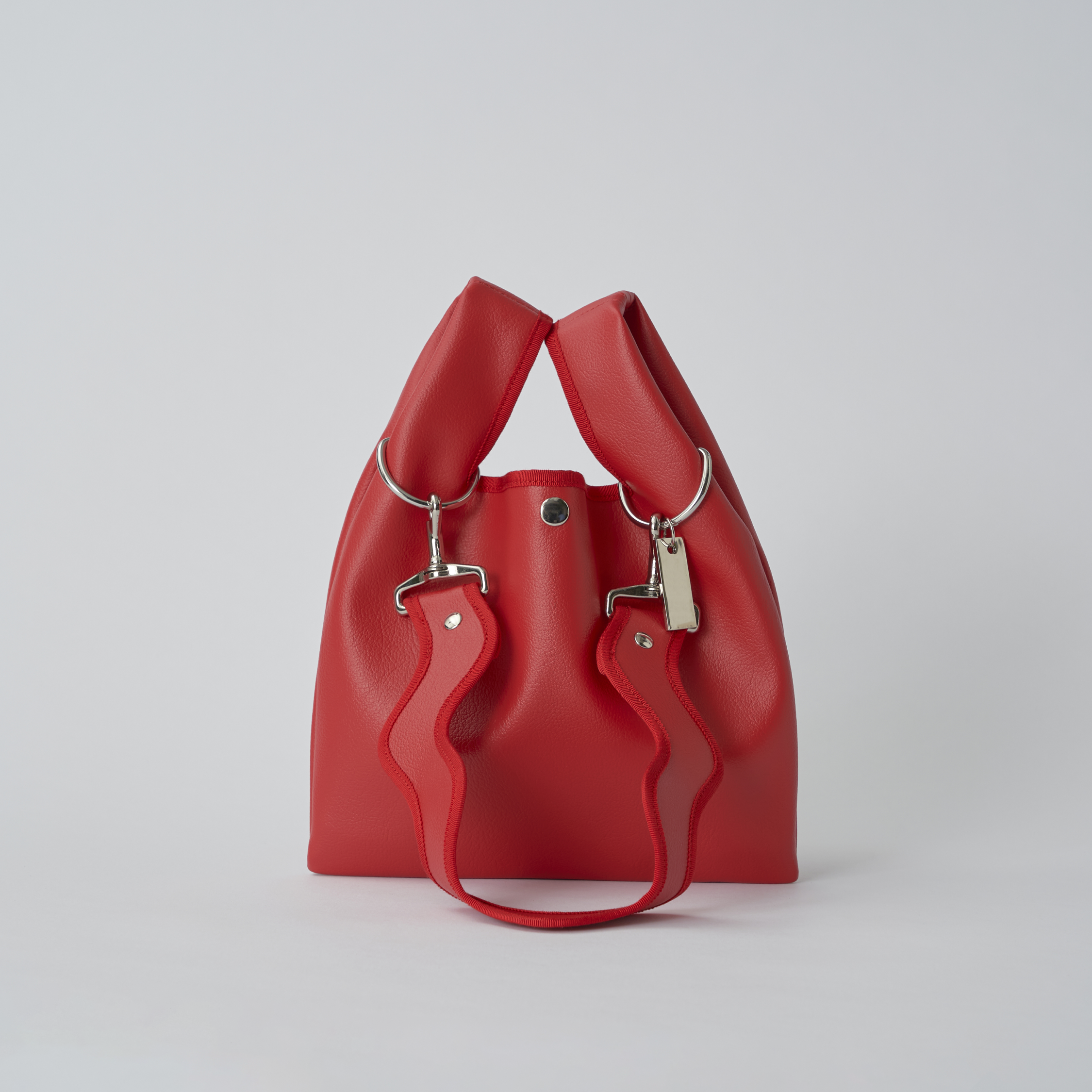 nori enomoto jeudi soir petit 軽量コンパクトなショルダーバッグ。クロスボディ対応のチェーン付きで旅行やお出かけに最適。内ポケット付き。チャームが付けられるDカンあり。ショルダーベルトは取り外し可能。