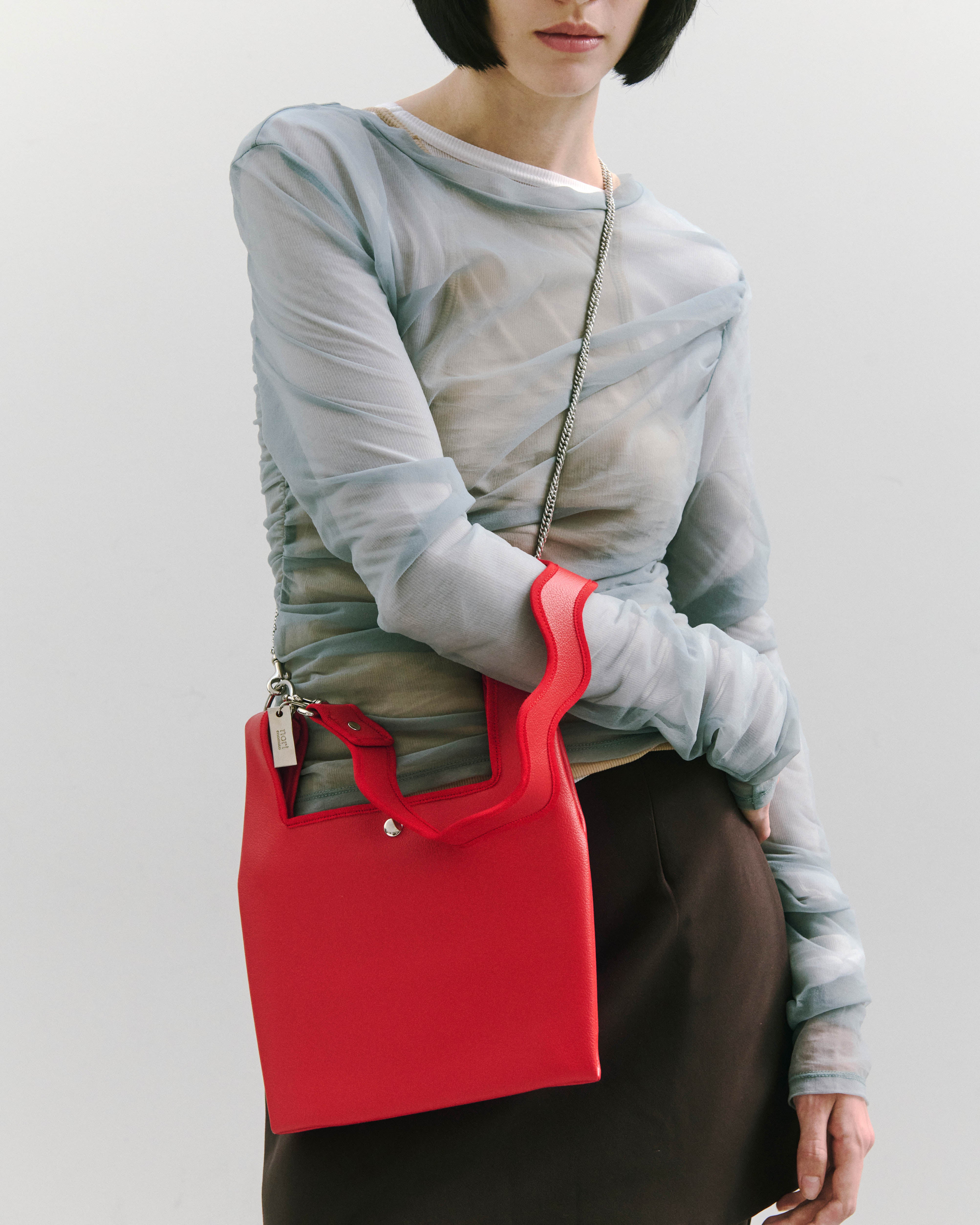 nori enomoto jeudi soir petit 軽量コンパクトなショルダーバッグ。クロスボディ対応のチェーン付きで旅行やお出かけに最適。内ポケット付き。チャームが付けられるDカンあり。ショルダーベルトは取り外し可能。