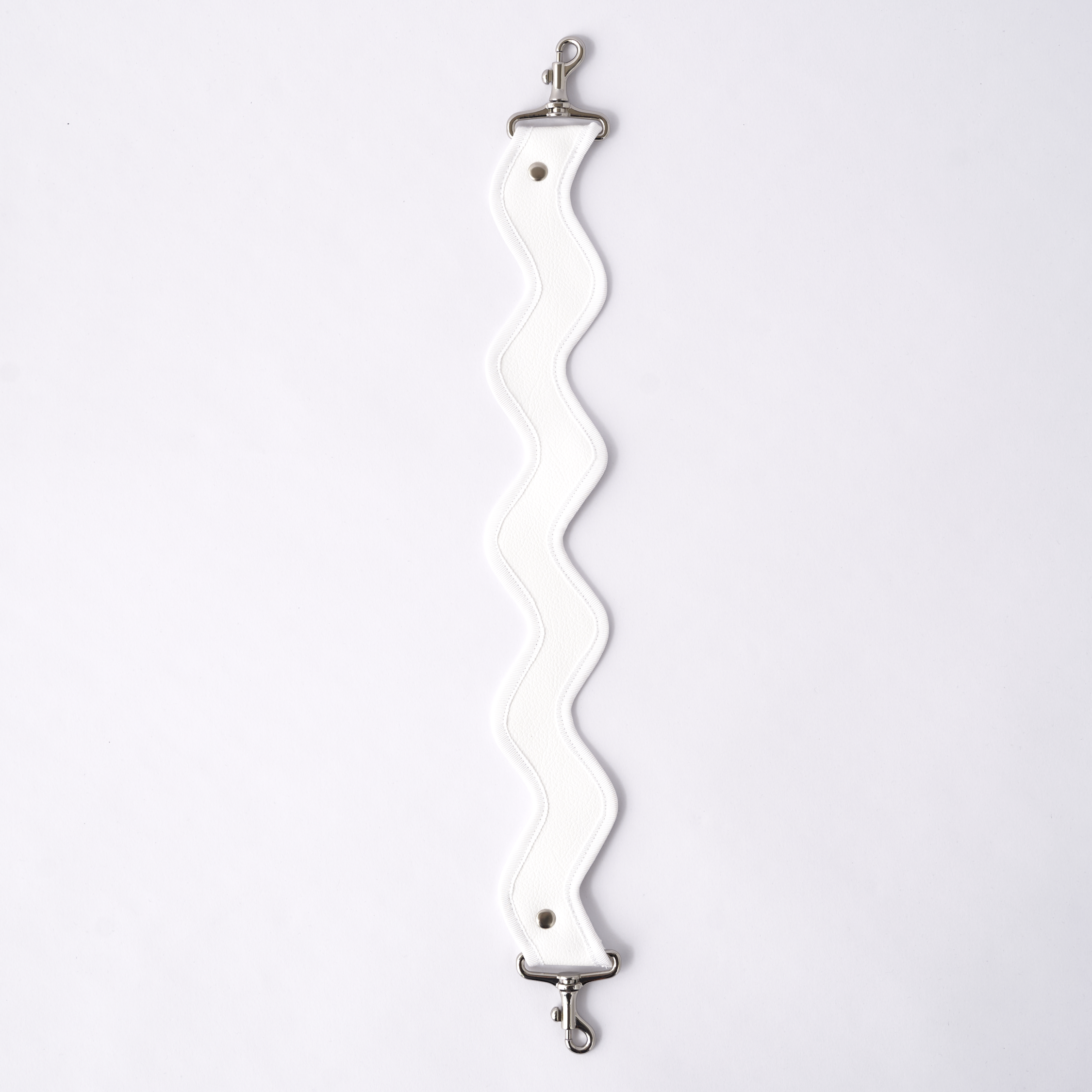 nori enomoto jeudi soir petit 軽量コンパクトなショルダーバッグ。クロスボディ対応のチェーン付きで旅行やお出かけに最適。内ポケット付き。チャームが付けられるDカンあり。ショルダーベルトは取り外し可能。